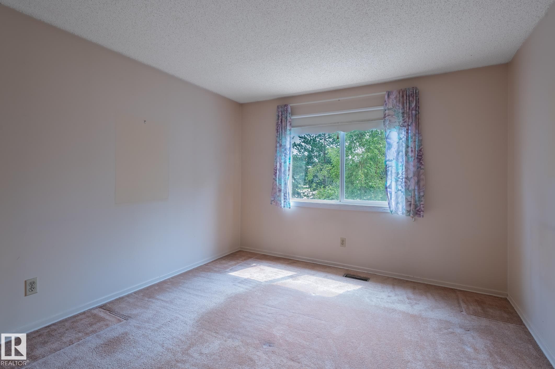 33 Whiteoaks Estates, St. Albert, AB - Indoor Photo Showing Other Room