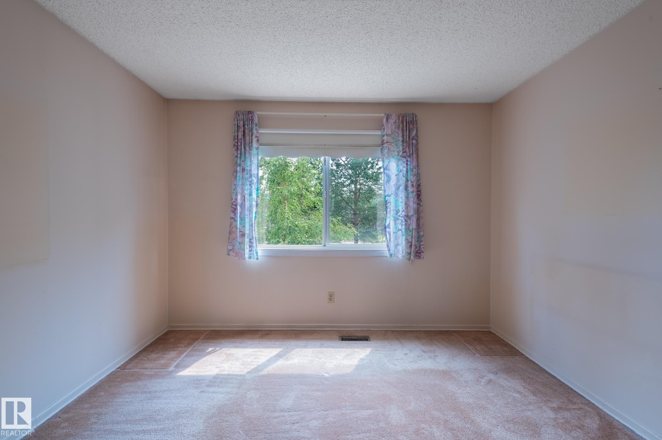 33 Whiteoaks Estates, St. Albert, AB - Indoor Photo Showing Other Room