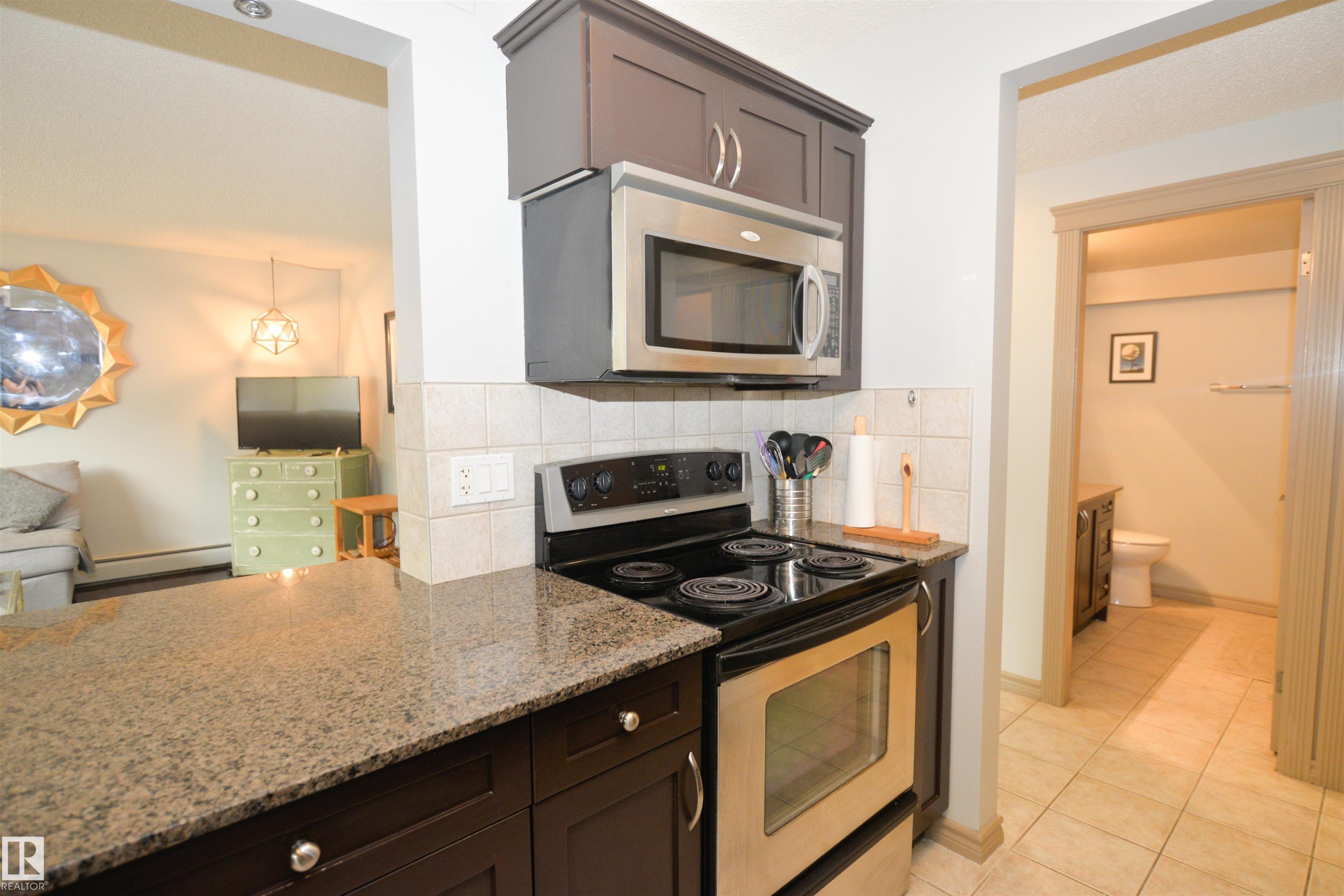 #1 10710 84 Av Nw, Edmonton, AB - Indoor Photo Showing Kitchen