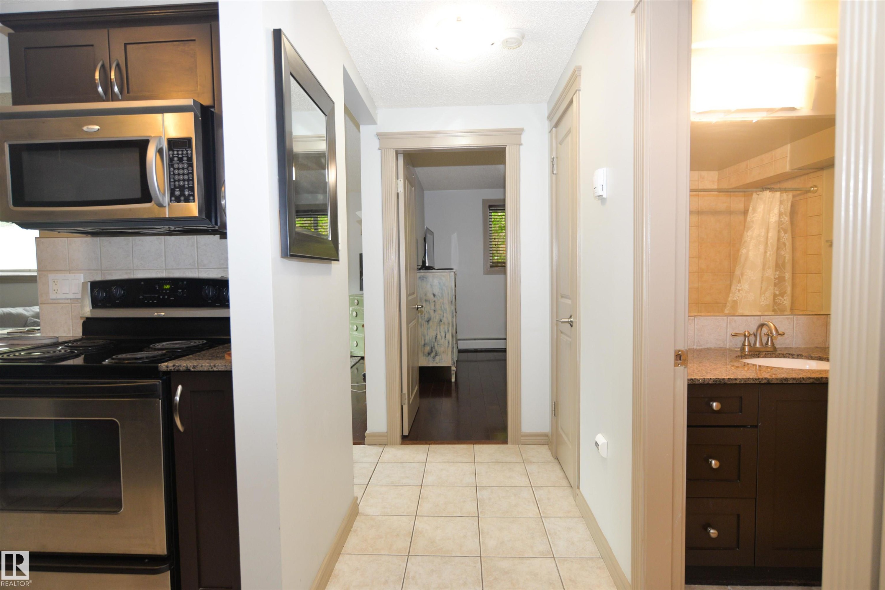 #1 10710 84 Av Nw, Edmonton, AB - Indoor