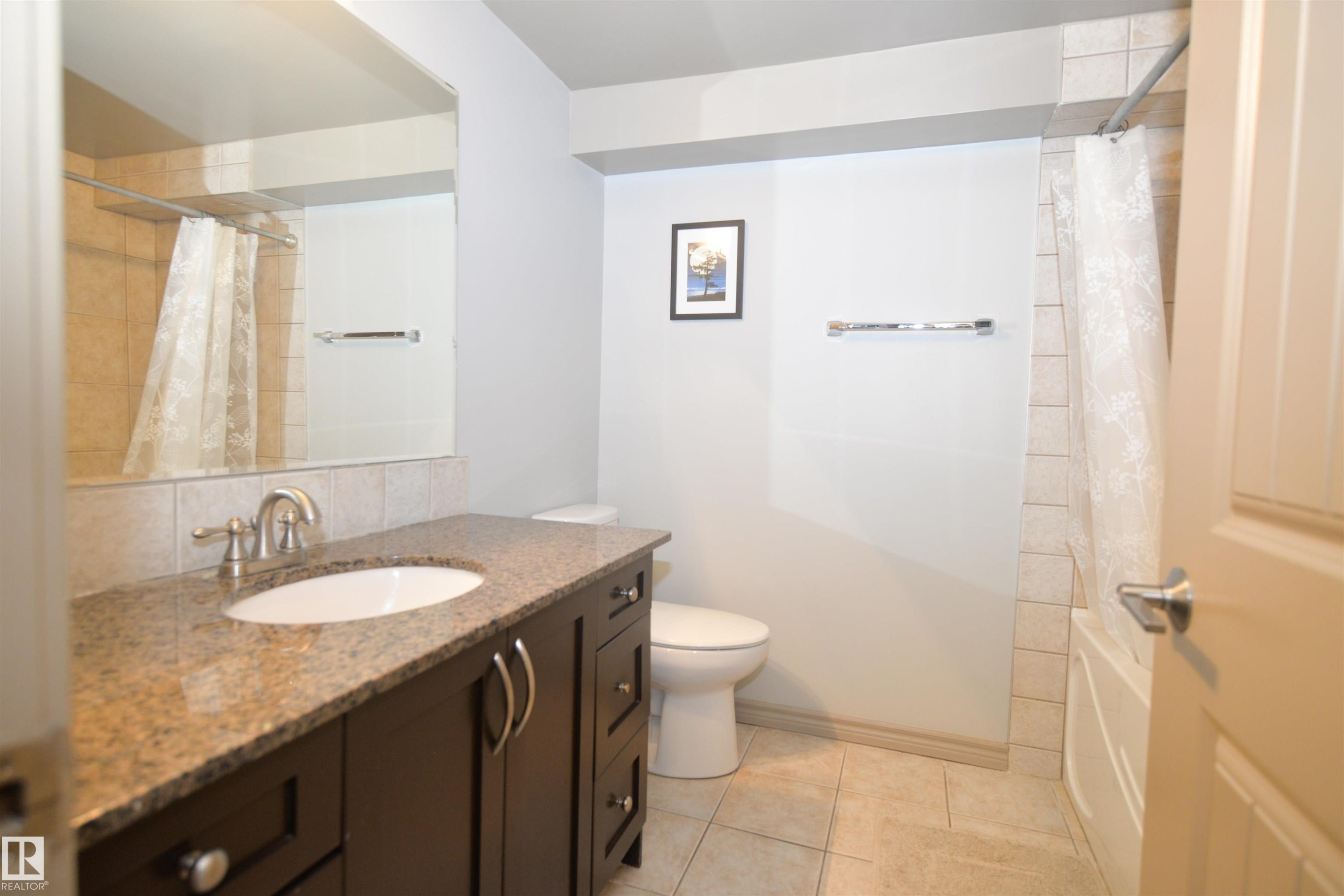 #1 10710 84 Av Nw, Edmonton, AB - Indoor Photo Showing Bathroom