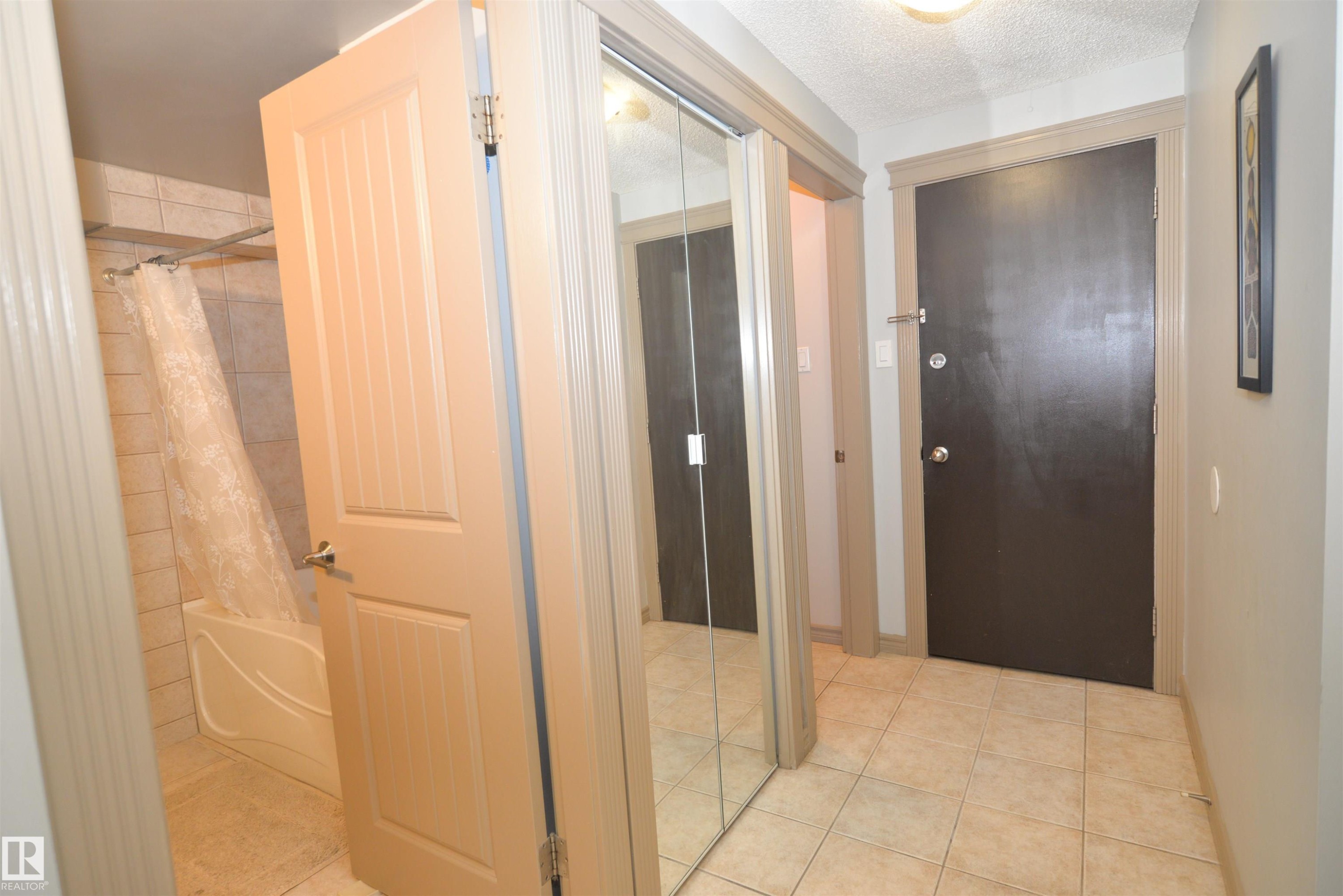 #1 10710 84 Av Nw, Edmonton, AB - Indoor Photo Showing Other Room
