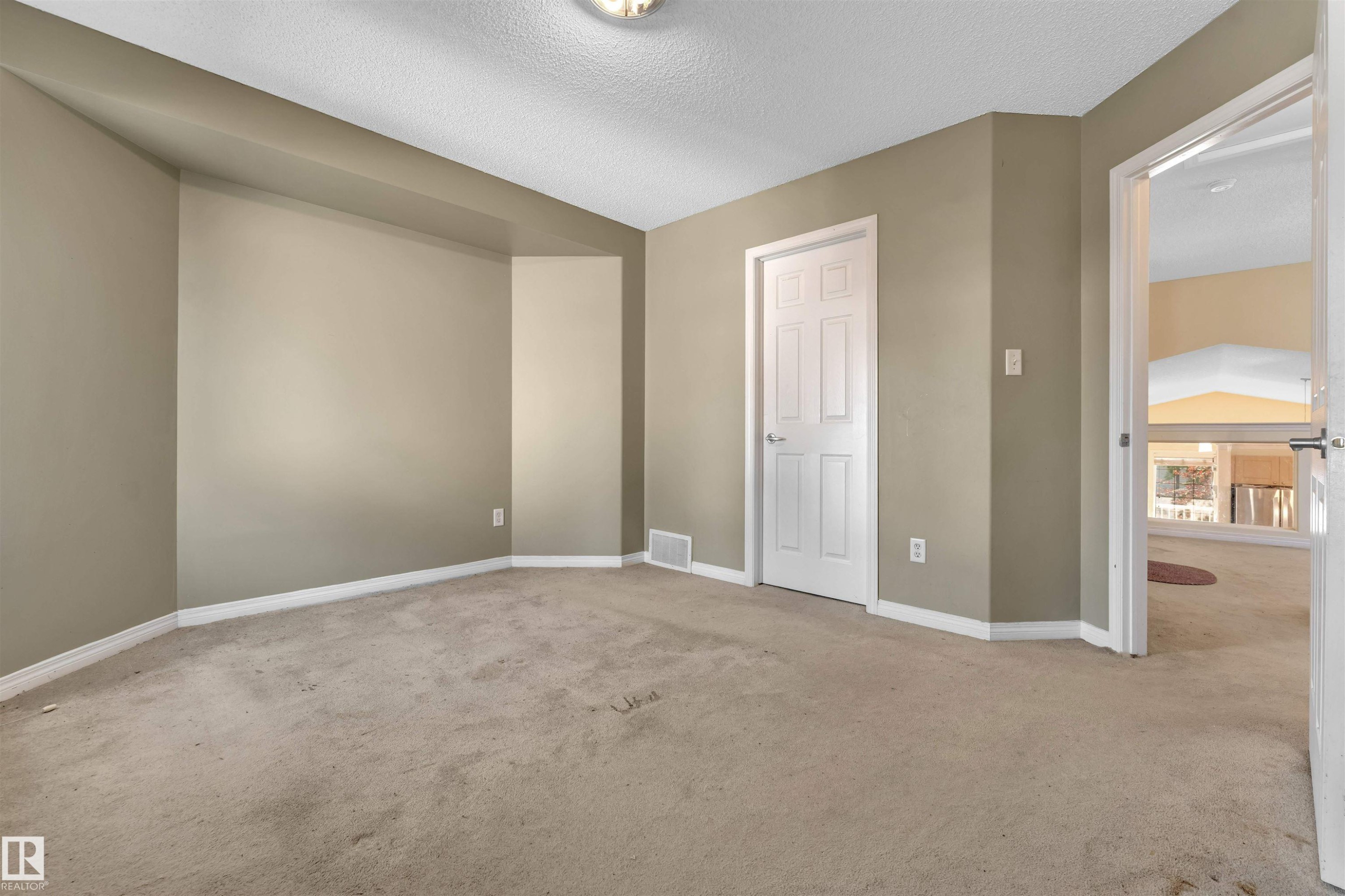 613 83 Street Sw, Edmonton, AB - Indoor Photo Showing Other Room