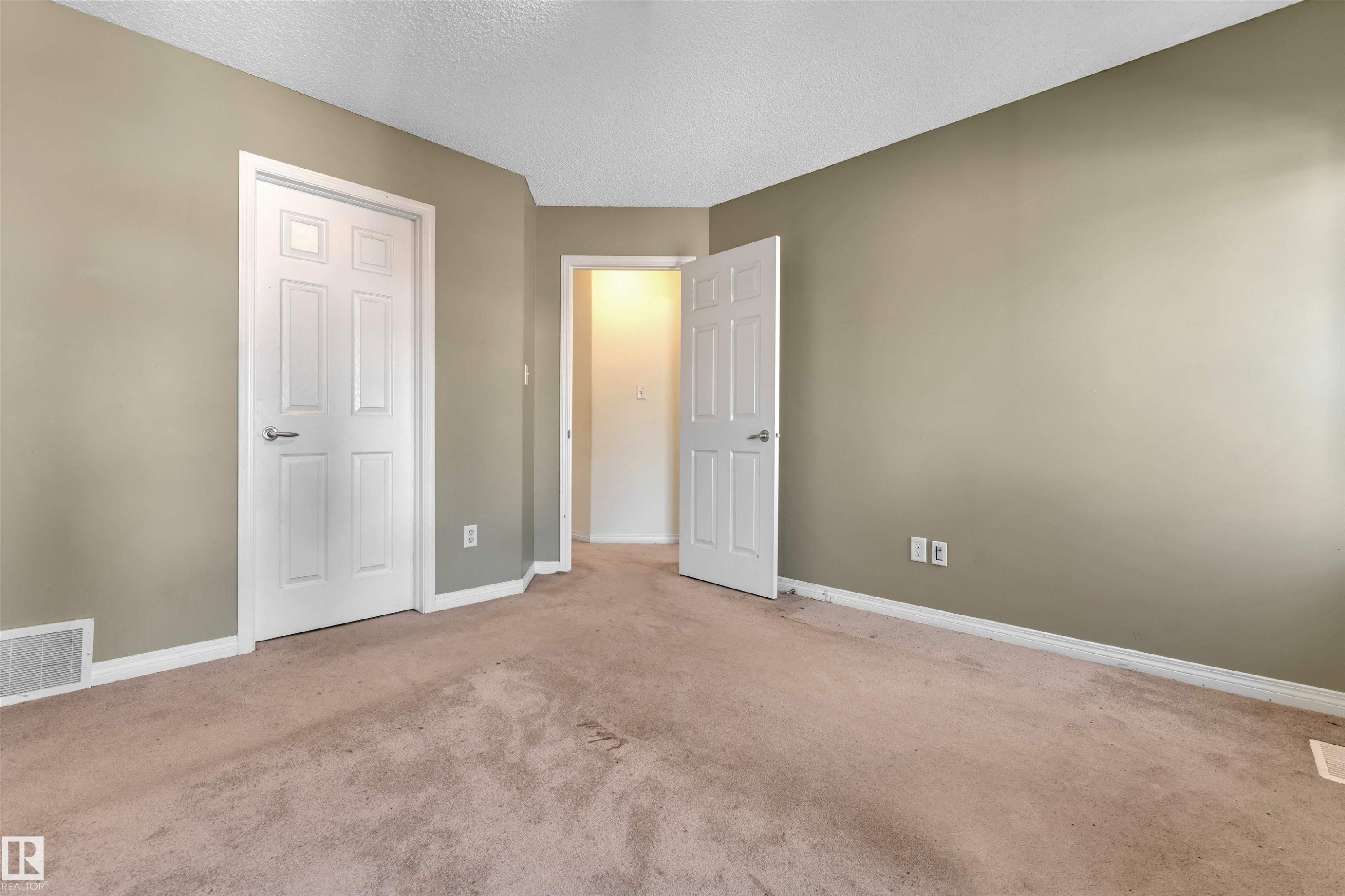 613 83 Street Sw, Edmonton, AB - Indoor Photo Showing Other Room