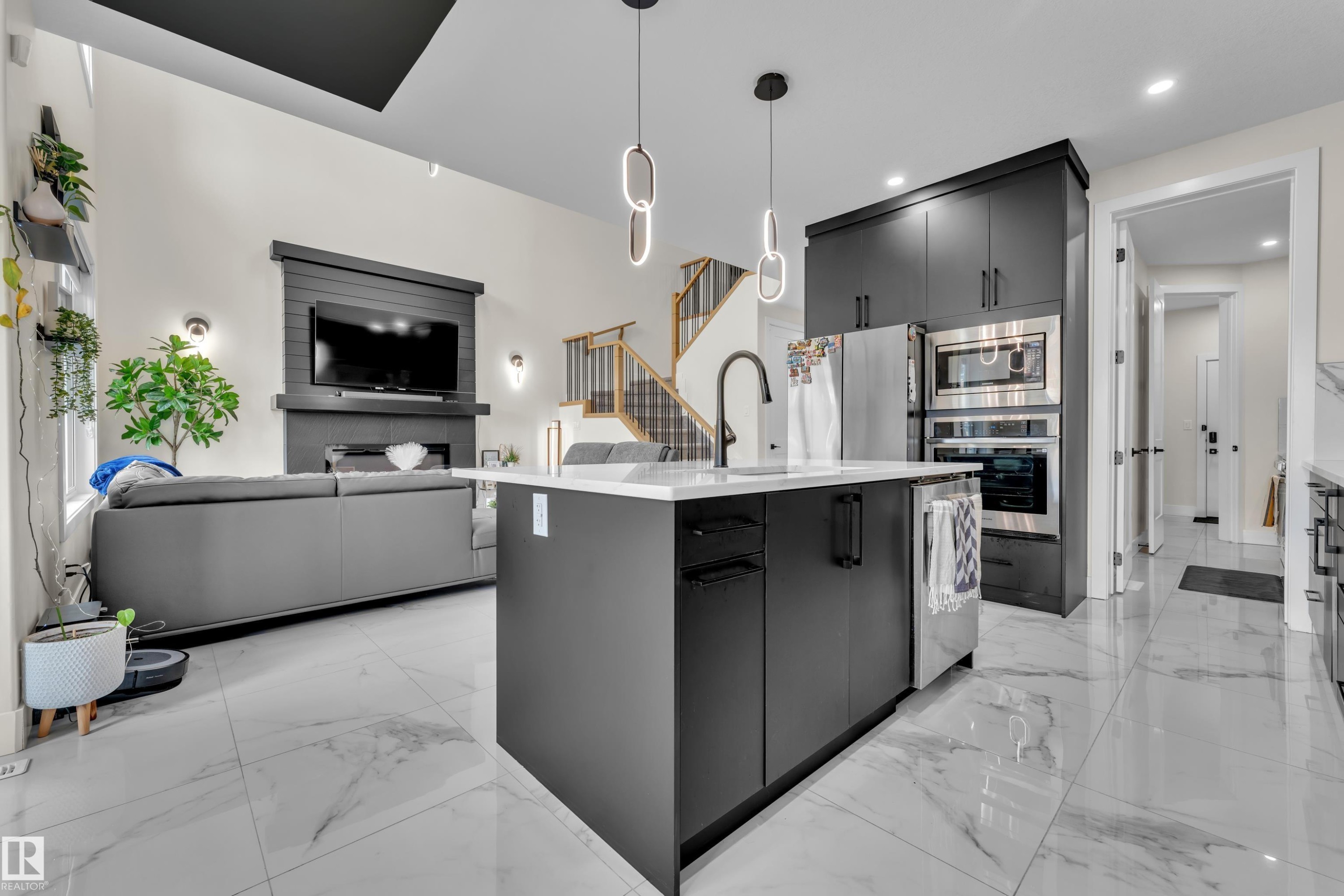 3924 41 Avenue, Beaumont, AB - Indoor Photo Showing Kitchen With Upgraded Kitchen