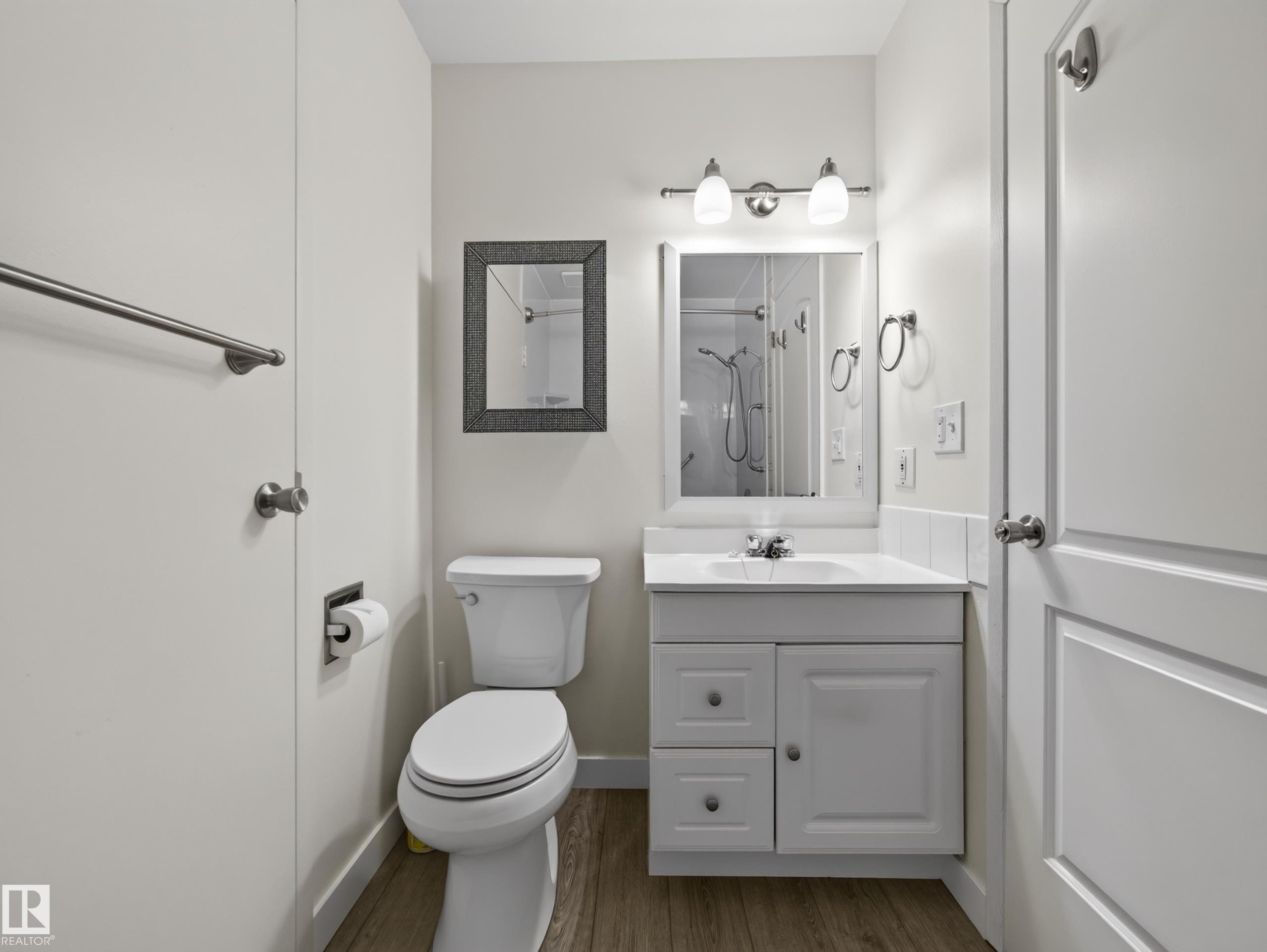 10136 81 Street Nw, Edmonton, AB - Indoor Photo Showing Bathroom