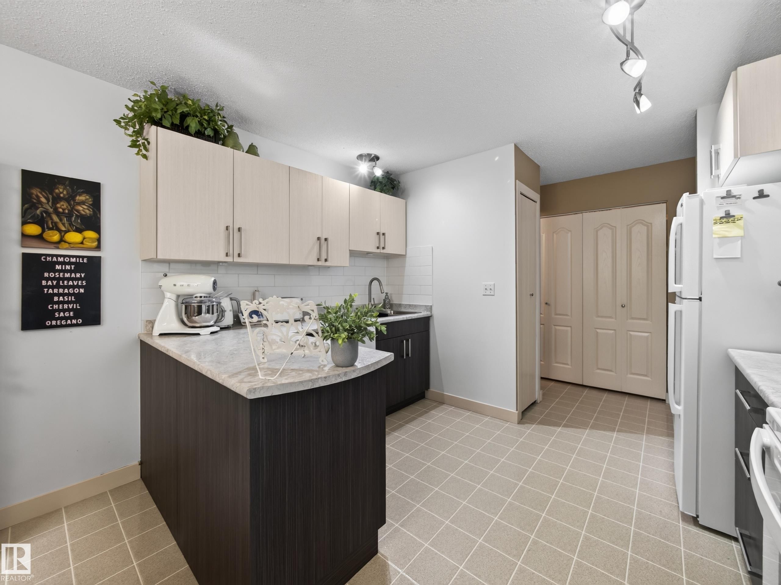 10136 81 Street Nw, Edmonton, AB - Indoor