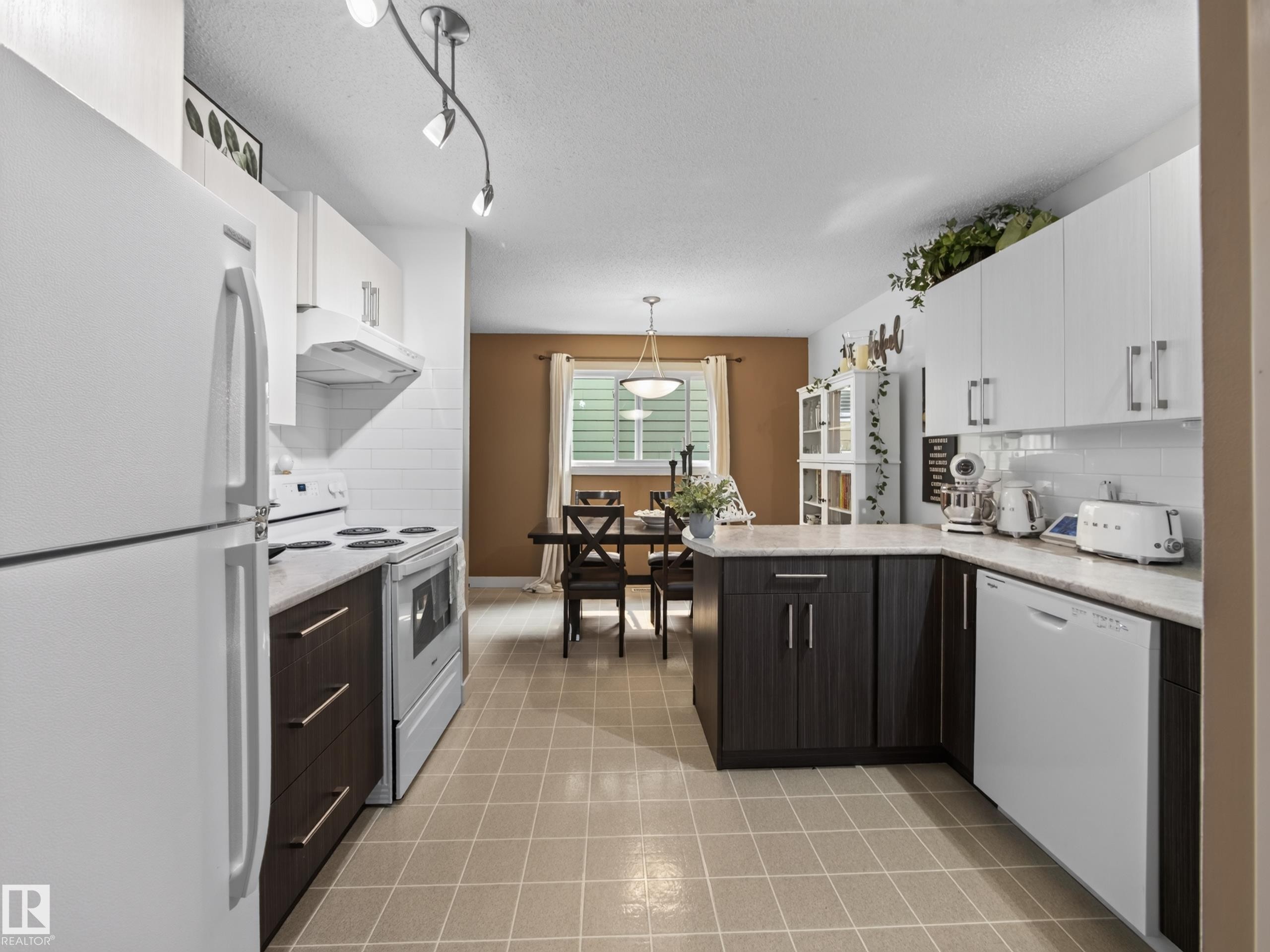 10136 81 Street Nw, Edmonton, AB - Indoor Photo Showing Kitchen
