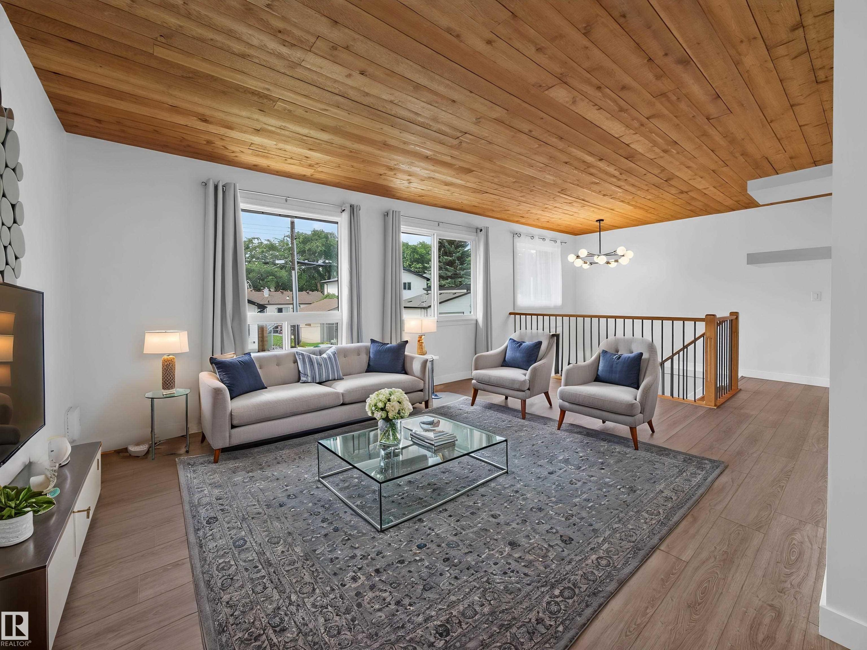 10136 81 Street Nw, Edmonton, AB - Indoor Photo Showing Living Room