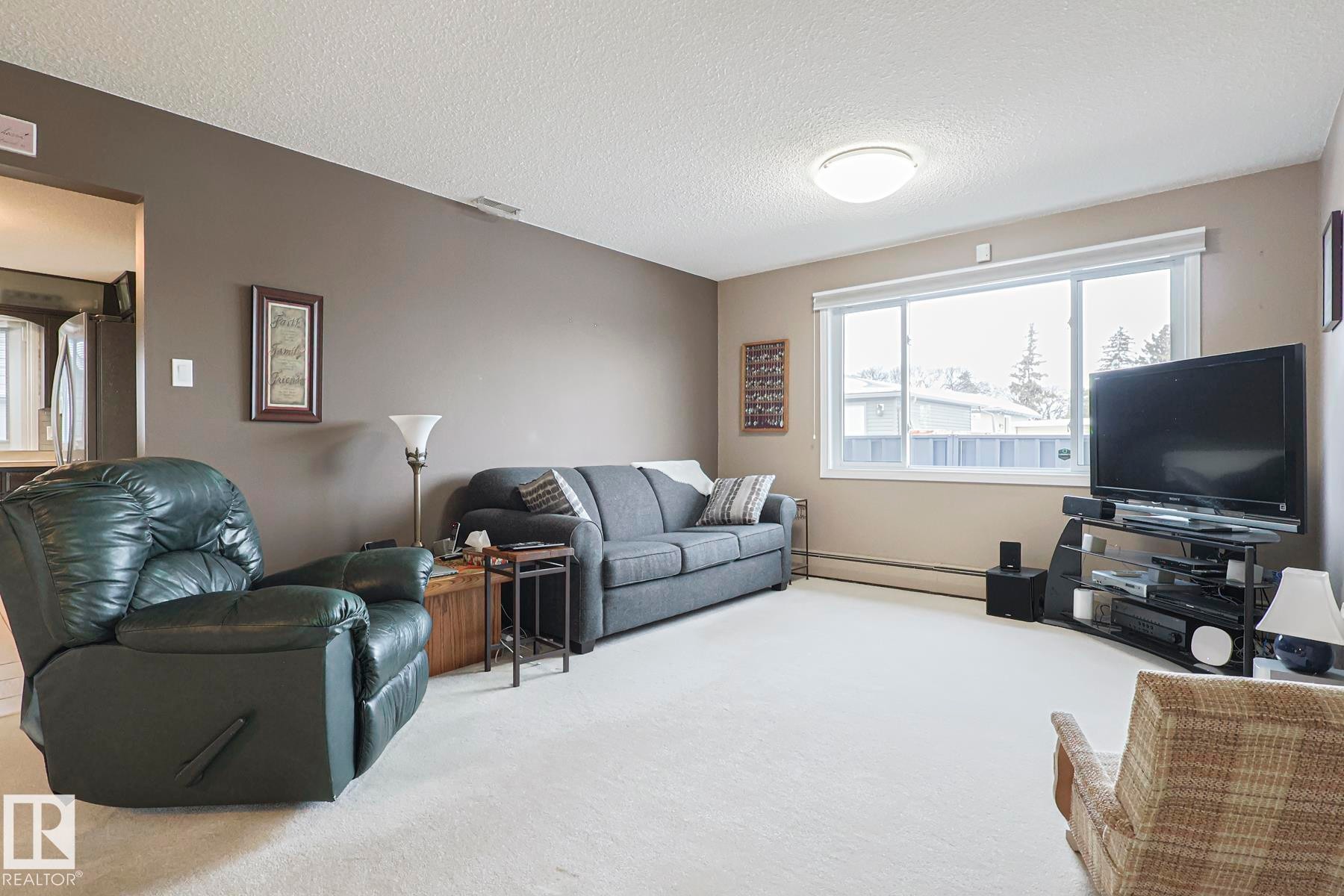 13304 70 Street Nw, Edmonton, AB - Indoor Photo Showing Living Room