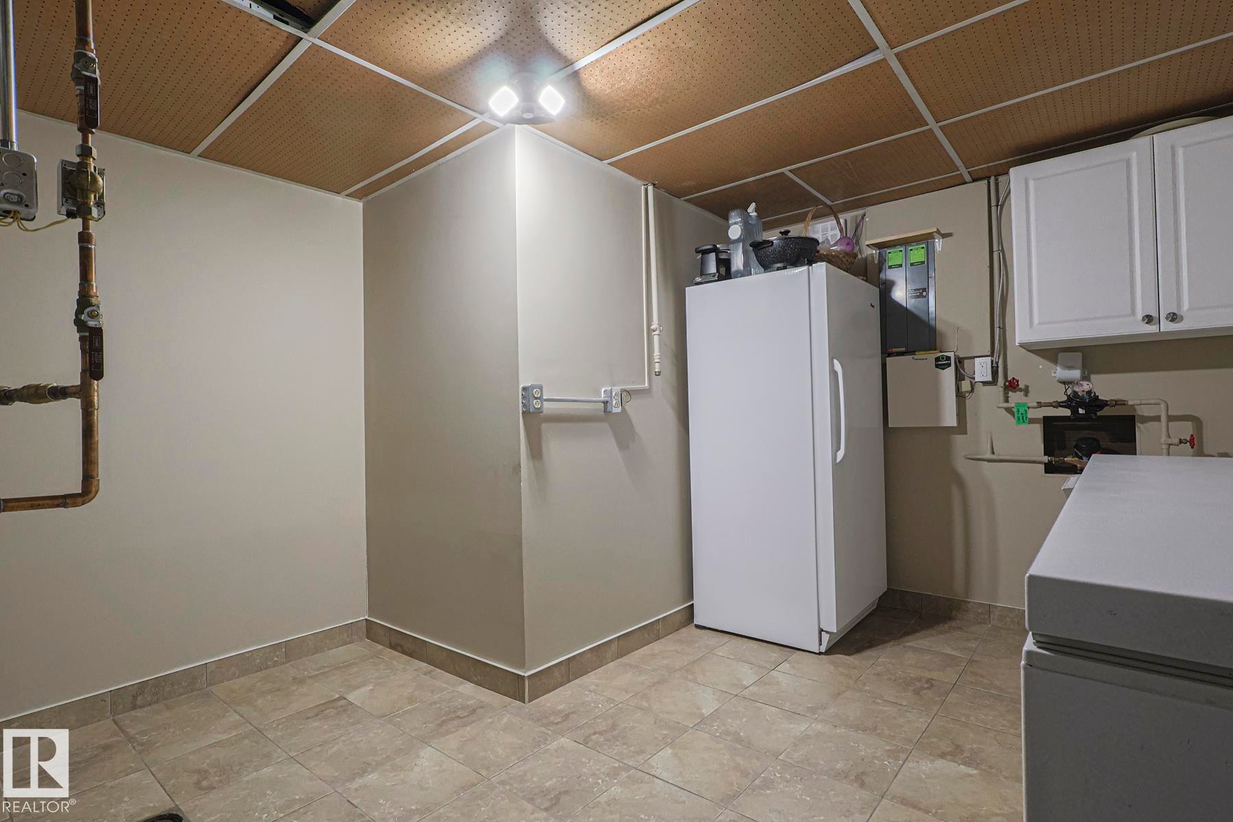 13304 70 Street Nw, Edmonton, AB - Indoor