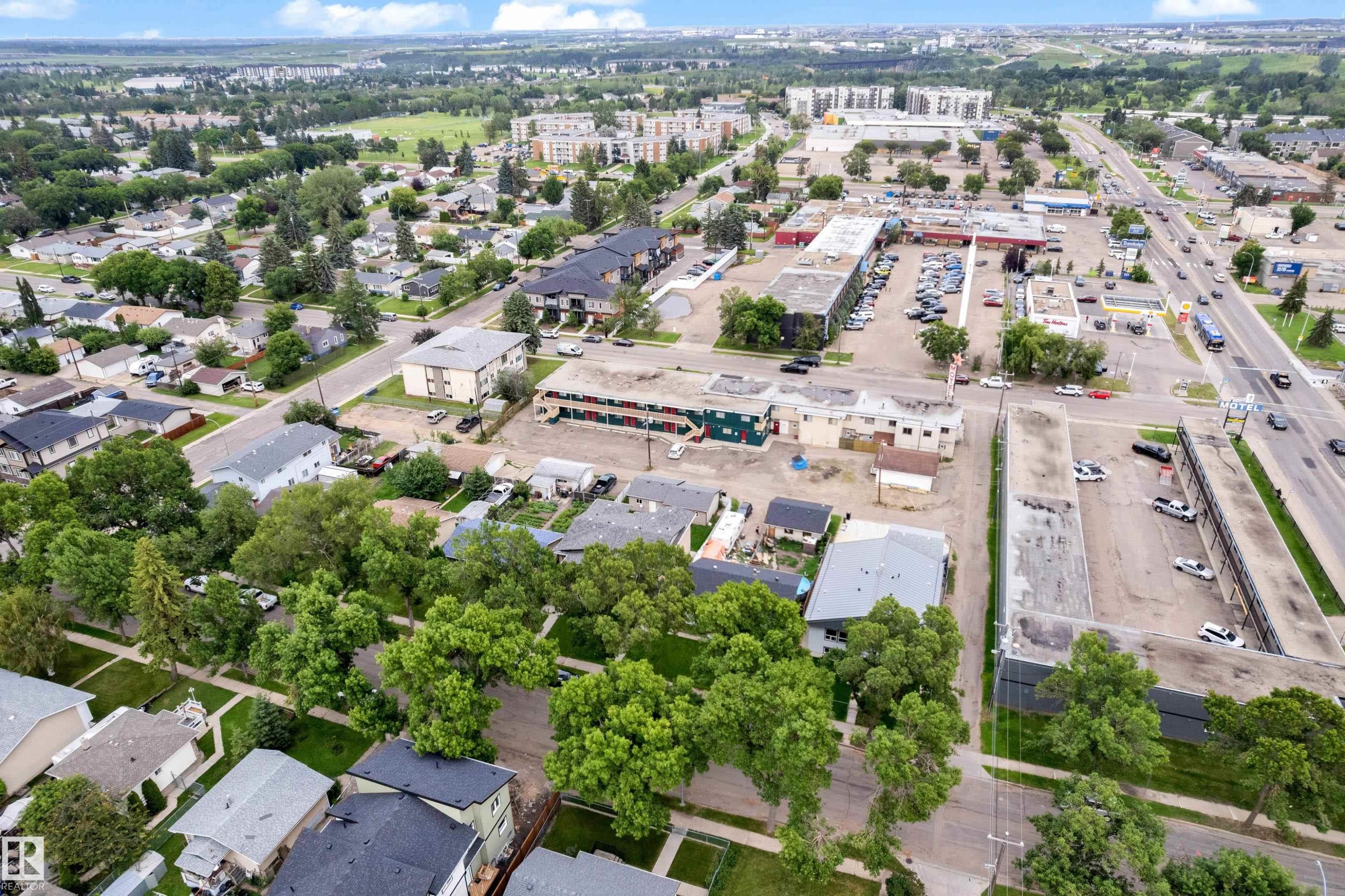 Extensive urban landscape featuring a mix of residential and commercial structures, mature trees, and developed infrastructure - 11817 37 Street Nw, Edmonton, AB - Outdoor With View