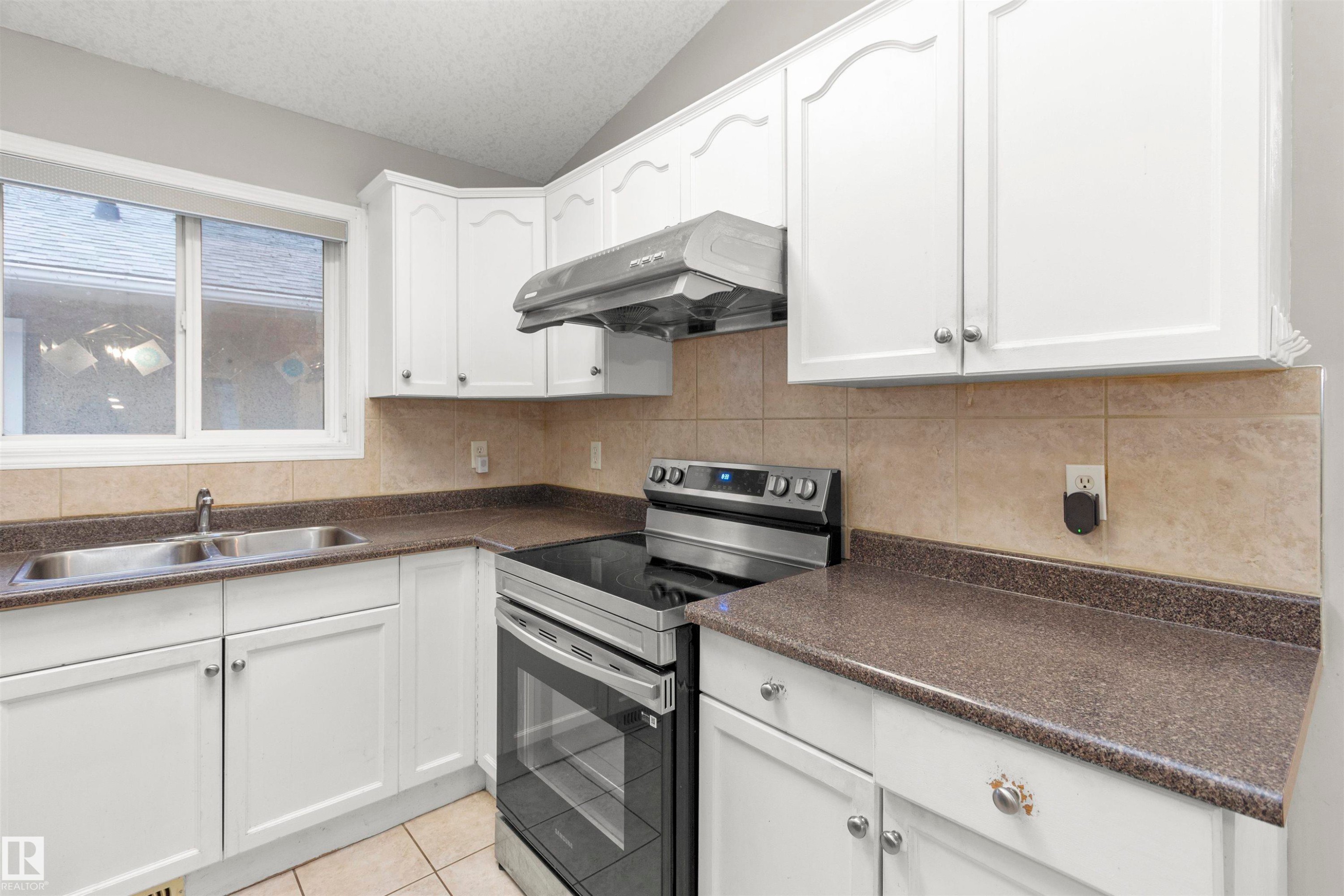 11517 83 Street Nw, Edmonton, AB - Indoor Photo Showing Kitchen With Double Sink
