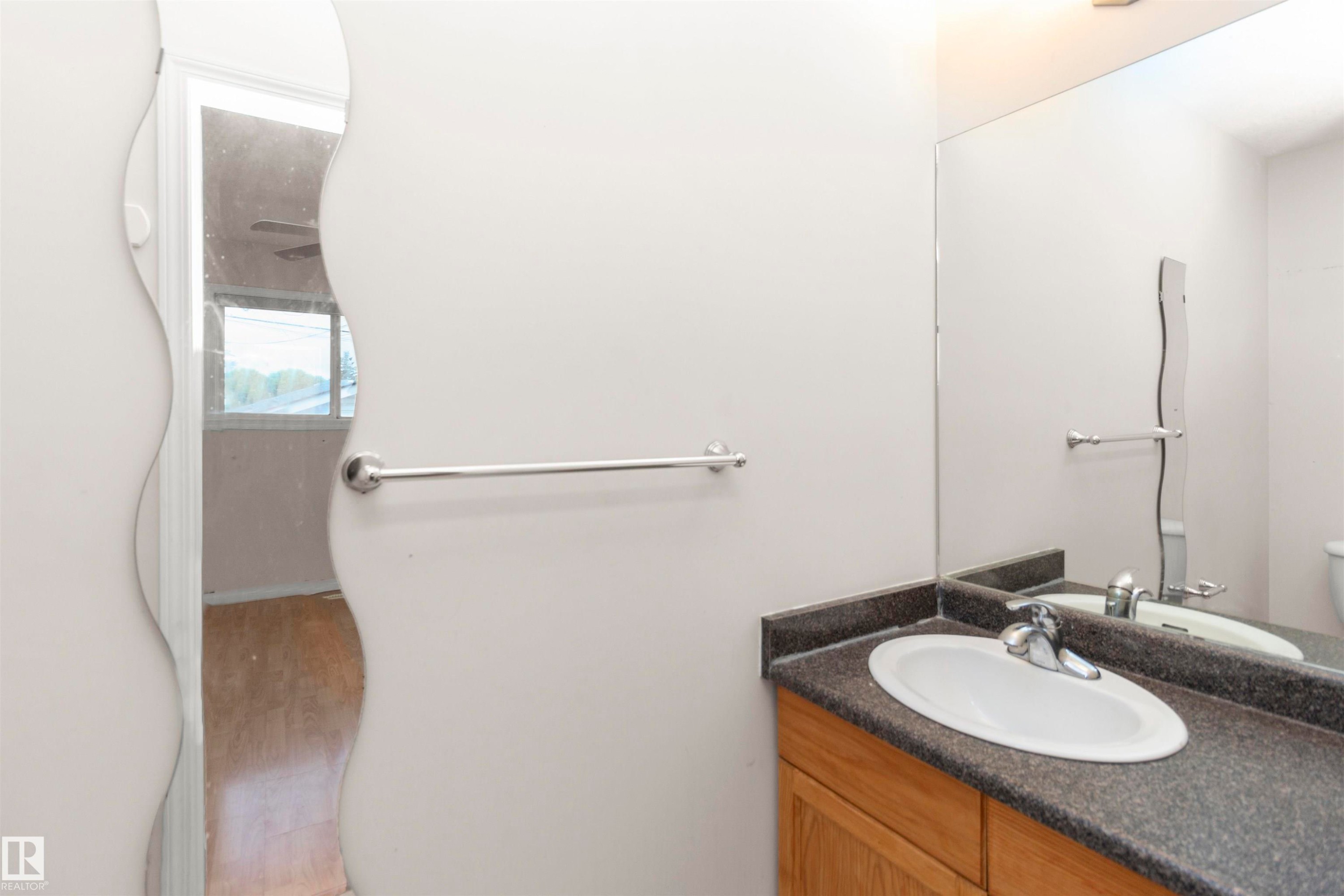 11517 83 Street Nw, Edmonton, AB - Indoor Photo Showing Bathroom