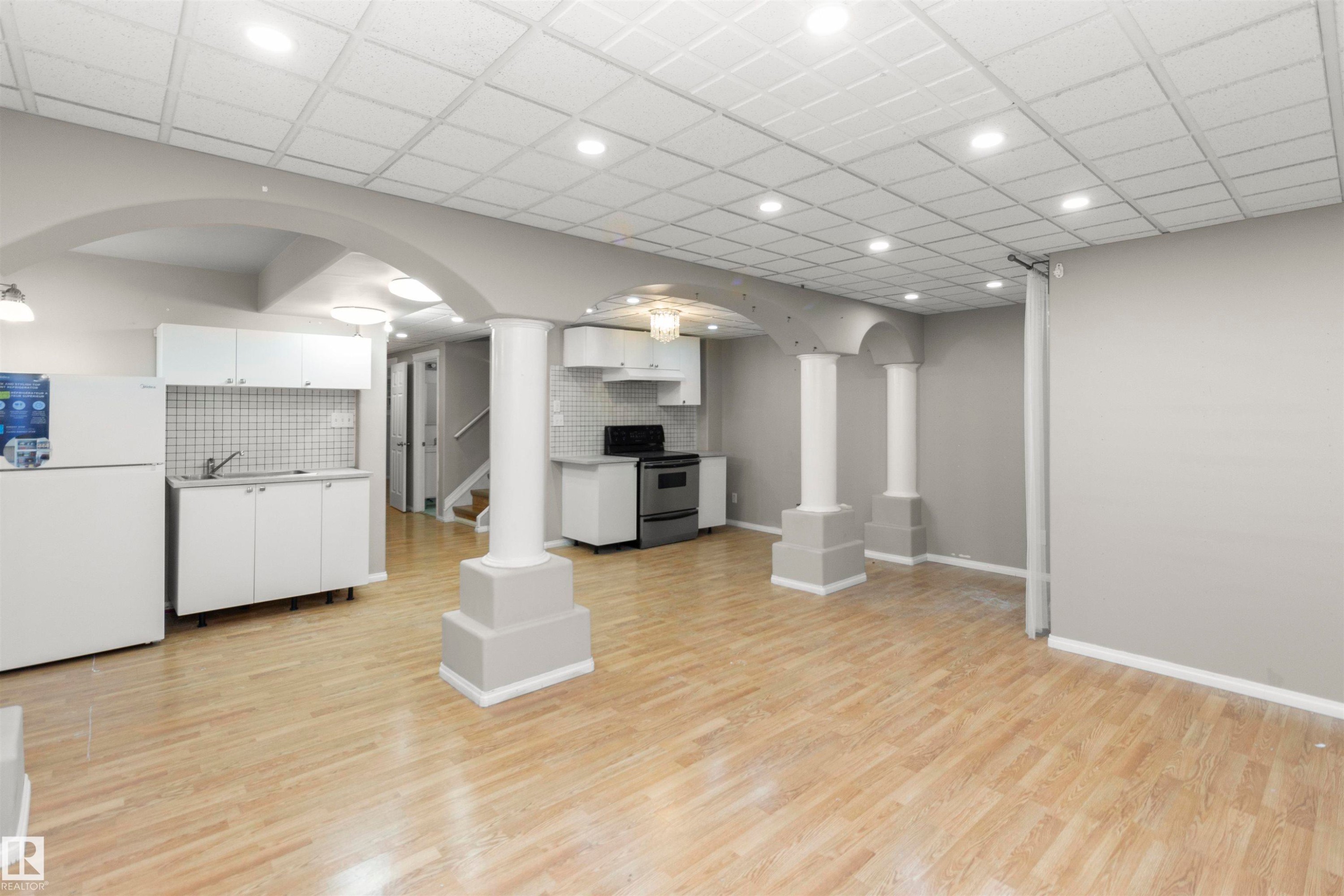 11517 83 Street Nw, Edmonton, AB - Indoor Photo Showing Kitchen
