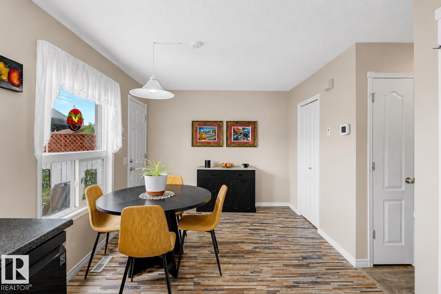 16114 43 Street Nw, Edmonton, AB - Indoor Photo Showing Dining Room