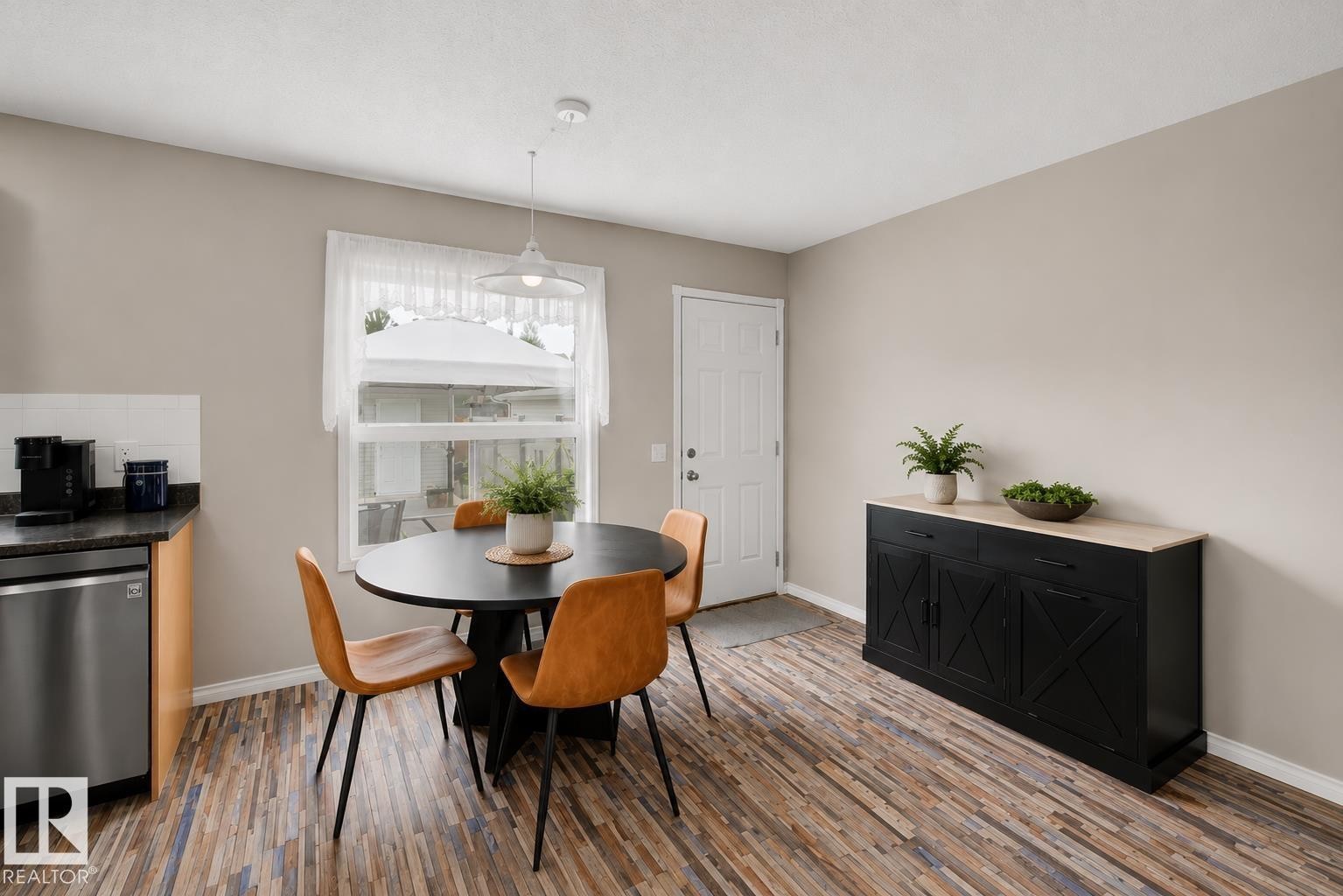 16114 43 Street Nw, Edmonton, AB - Indoor Photo Showing Dining Room