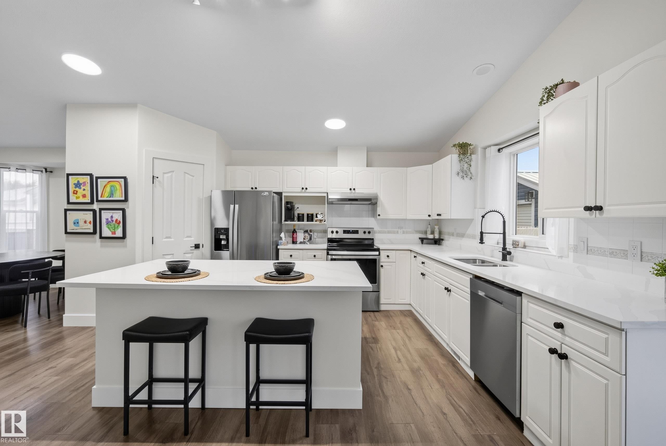 6741 162A Avenue Nw, Edmonton, AB - Indoor Photo Showing Kitchen With Stainless Steel Kitchen With Upgraded Kitchen