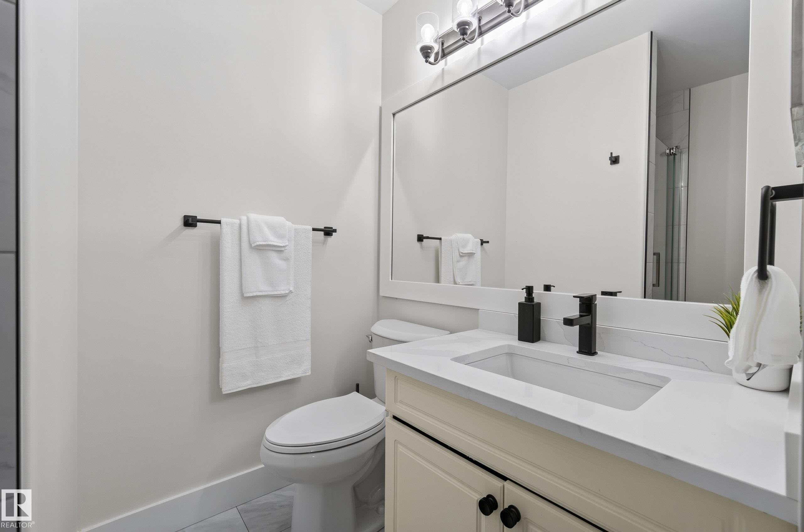 6741 162A Avenue Nw, Edmonton, AB - Indoor Photo Showing Bathroom