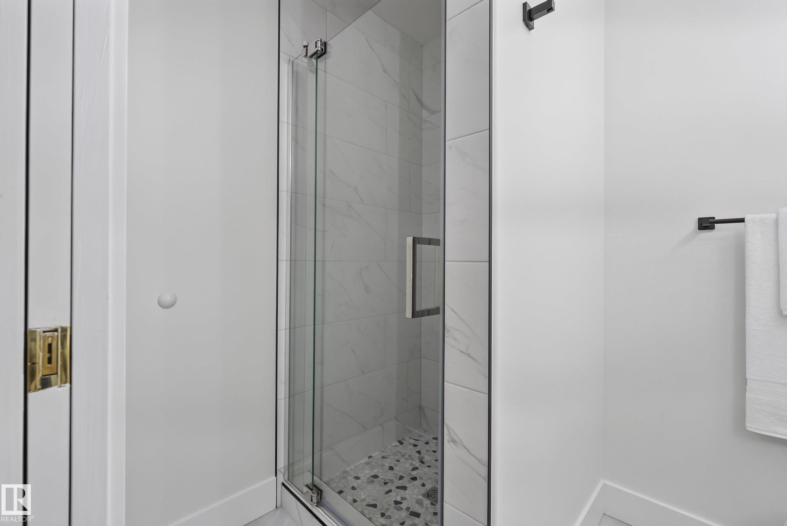 6741 162A Avenue Nw, Edmonton, AB - Indoor Photo Showing Bathroom