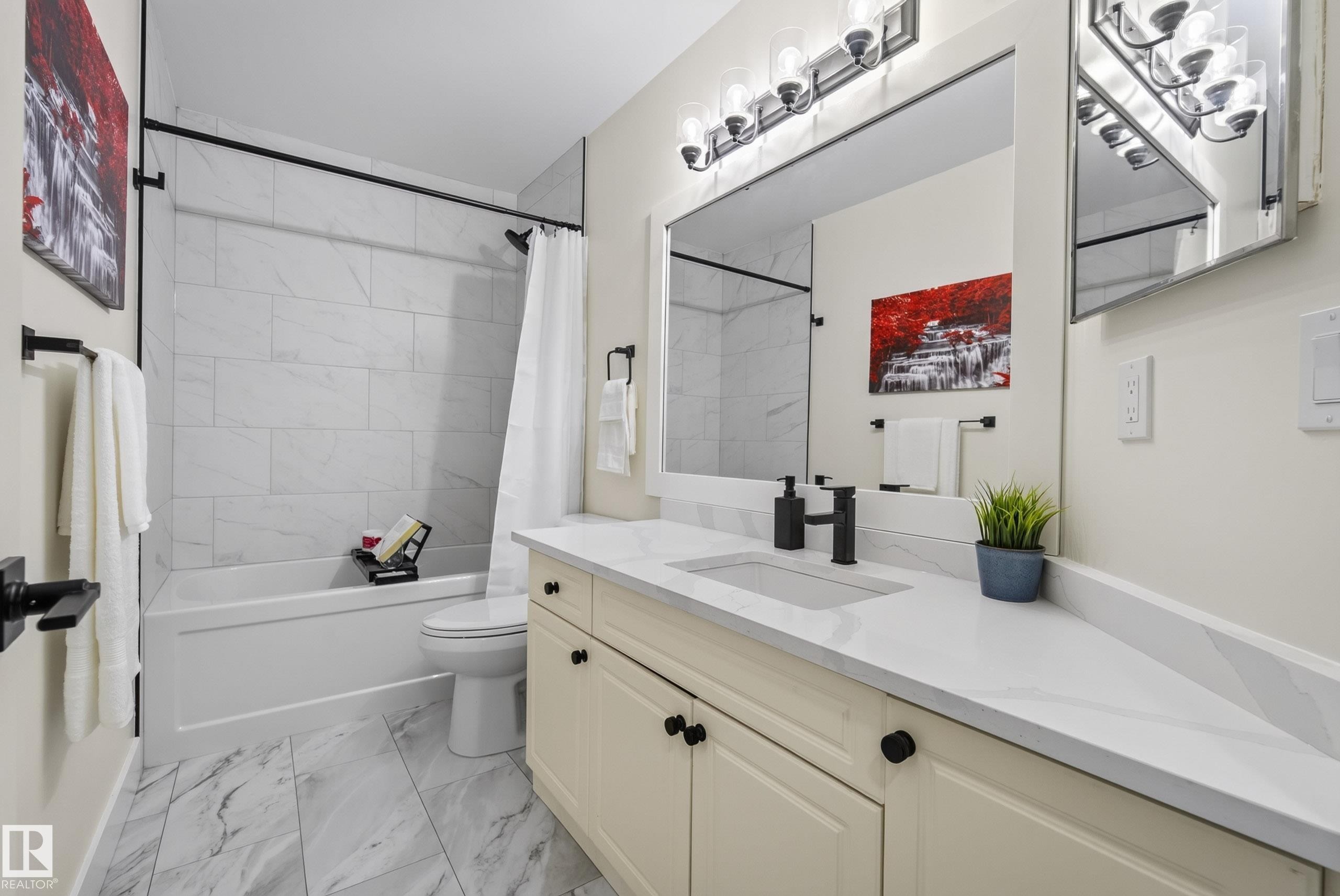 6741 162A Avenue Nw, Edmonton, AB - Indoor Photo Showing Bathroom