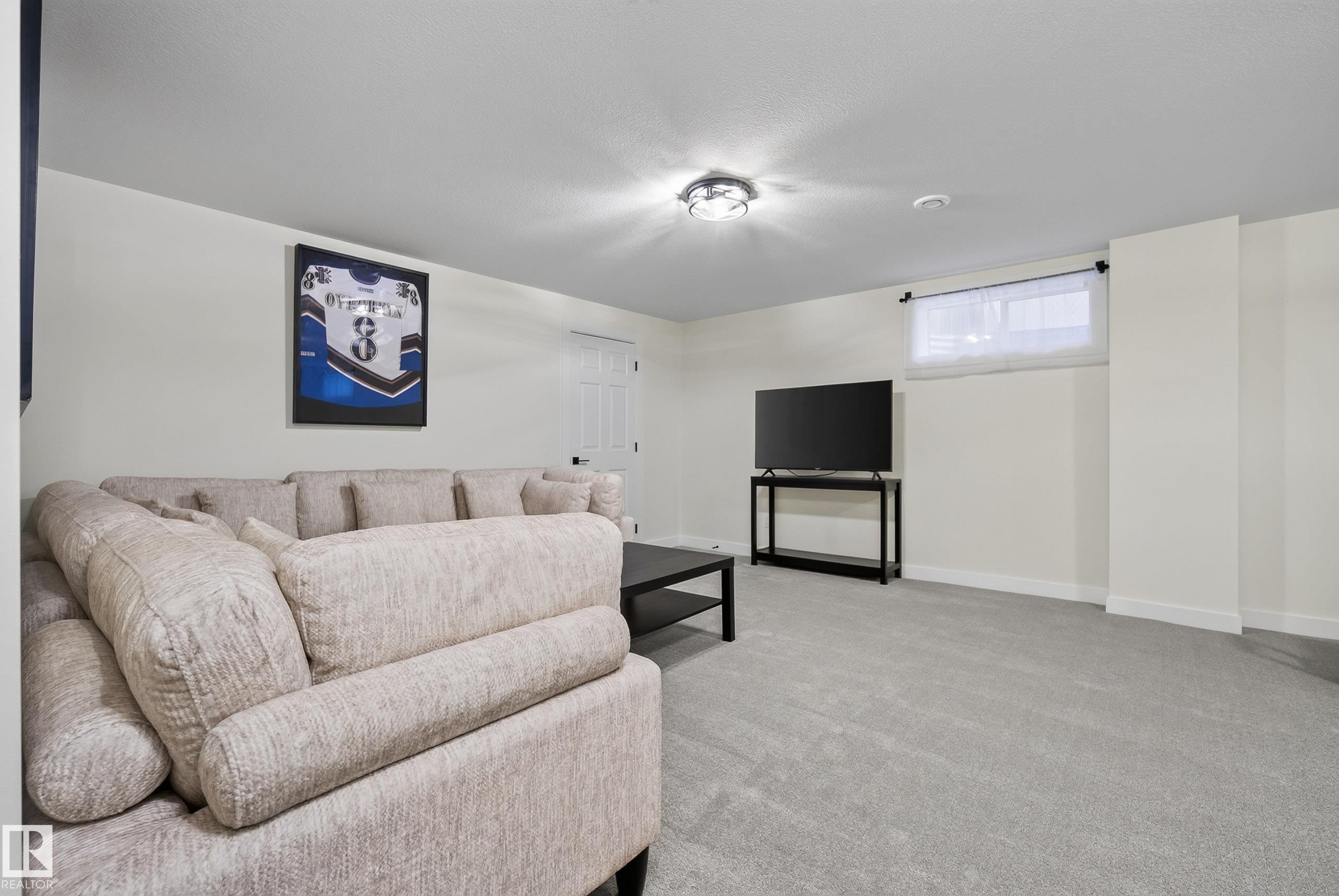 6741 162A Avenue Nw, Edmonton, AB - Indoor Photo Showing Living Room