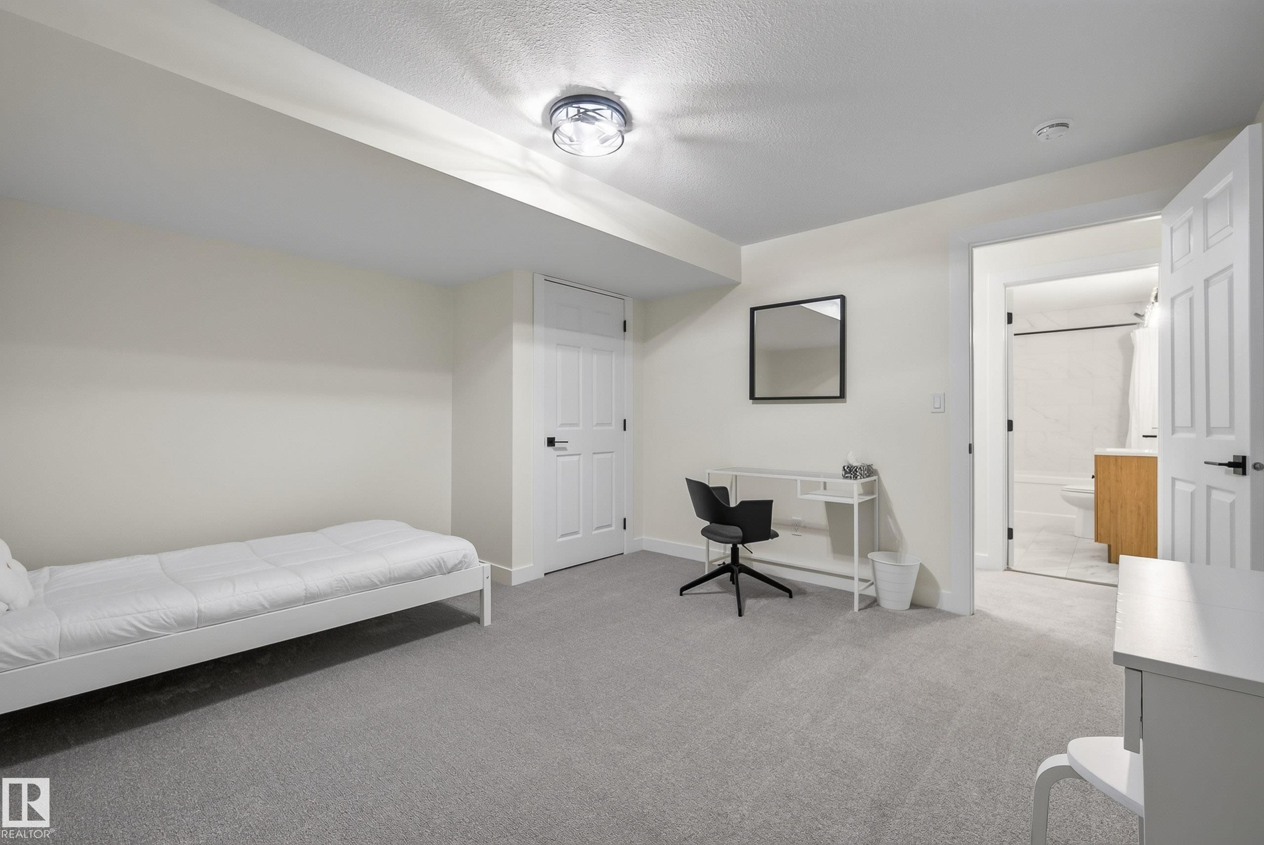 6741 162A Avenue Nw, Edmonton, AB - Indoor Photo Showing Bedroom