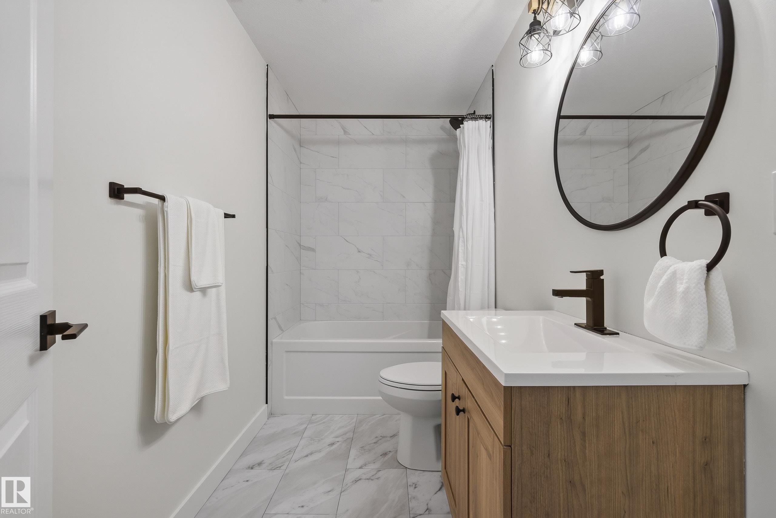 6741 162A Avenue Nw, Edmonton, AB - Indoor Photo Showing Bathroom
