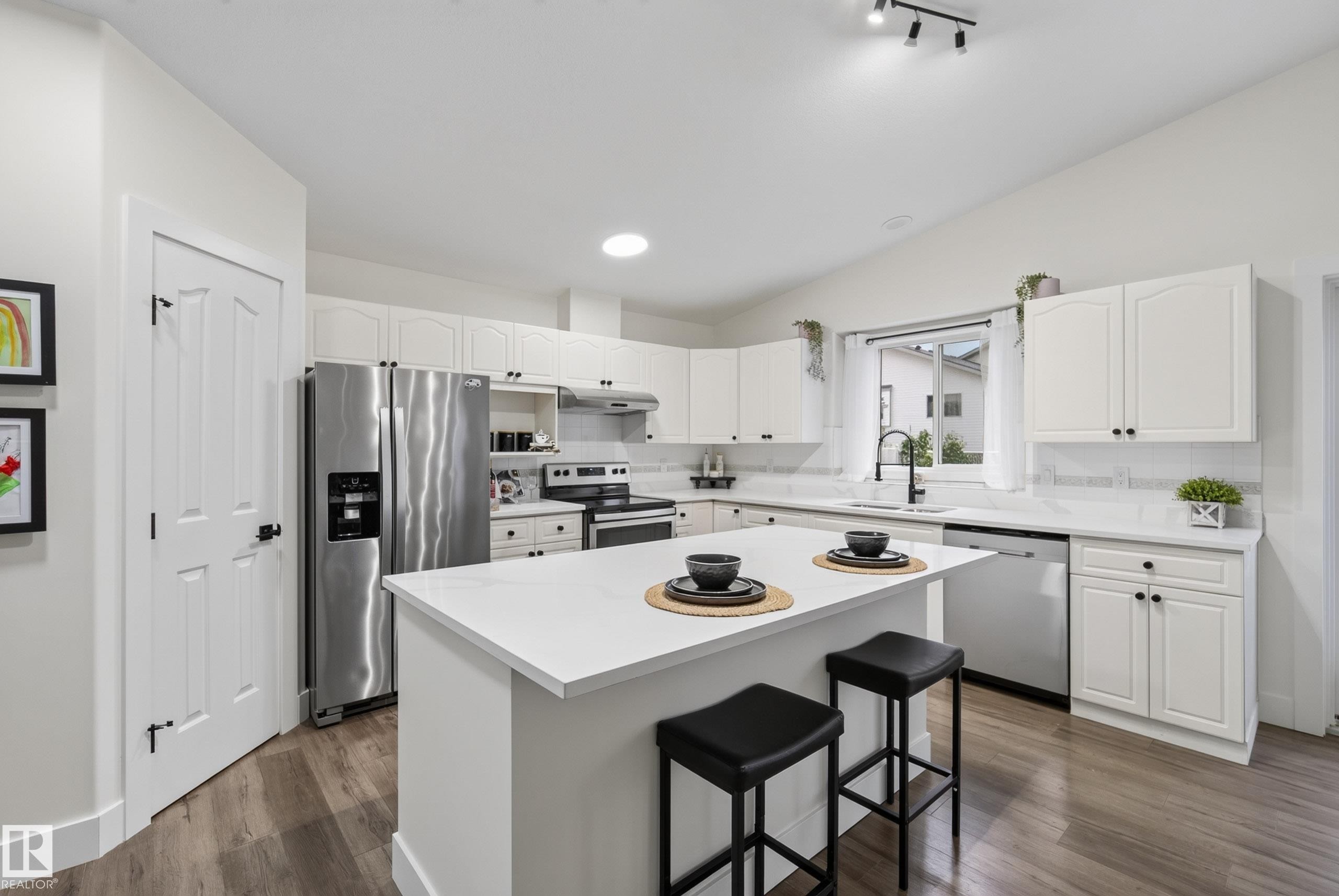 6741 162A Avenue Nw, Edmonton, AB - Indoor Photo Showing Kitchen With Stainless Steel Kitchen