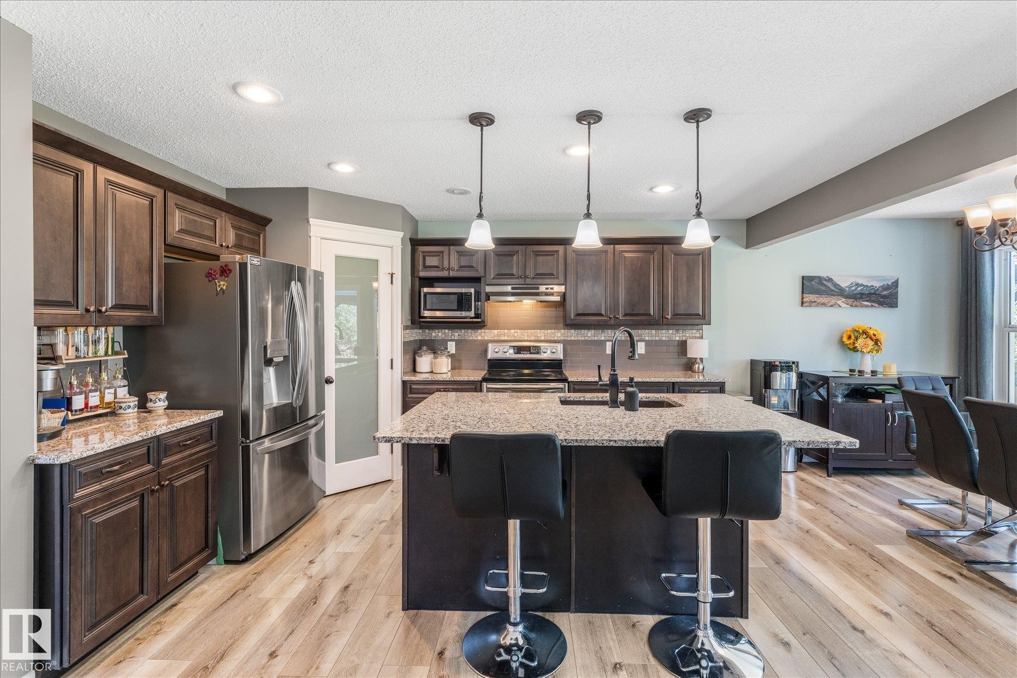 41 Meadowview Landing, Spruce Grove, AB - Indoor Photo Showing Kitchen With Upgraded Kitchen