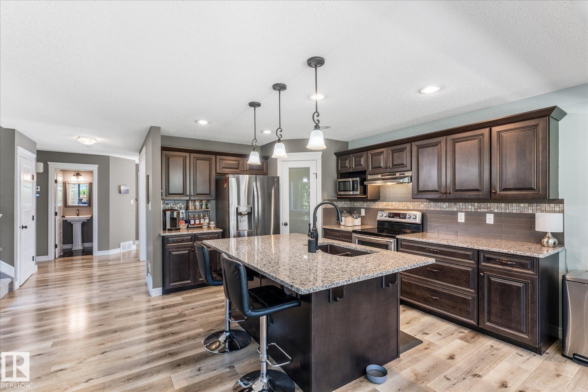 41 Meadowview Landing, Spruce Grove, AB - Indoor Photo Showing Kitchen With Double Sink With Upgraded Kitchen
