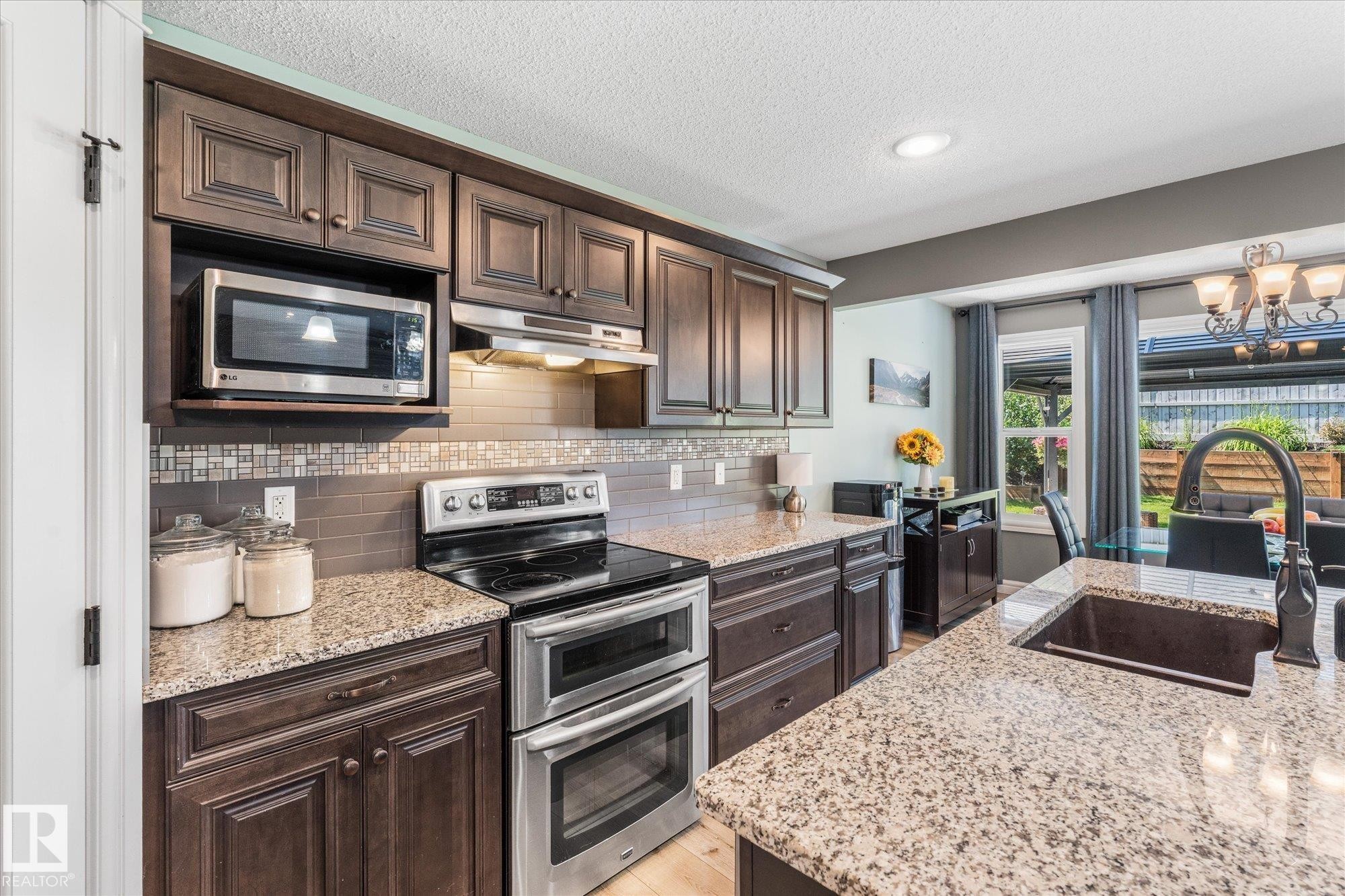41 Meadowview Landing, Spruce Grove, AB - Indoor Photo Showing Kitchen With Upgraded Kitchen