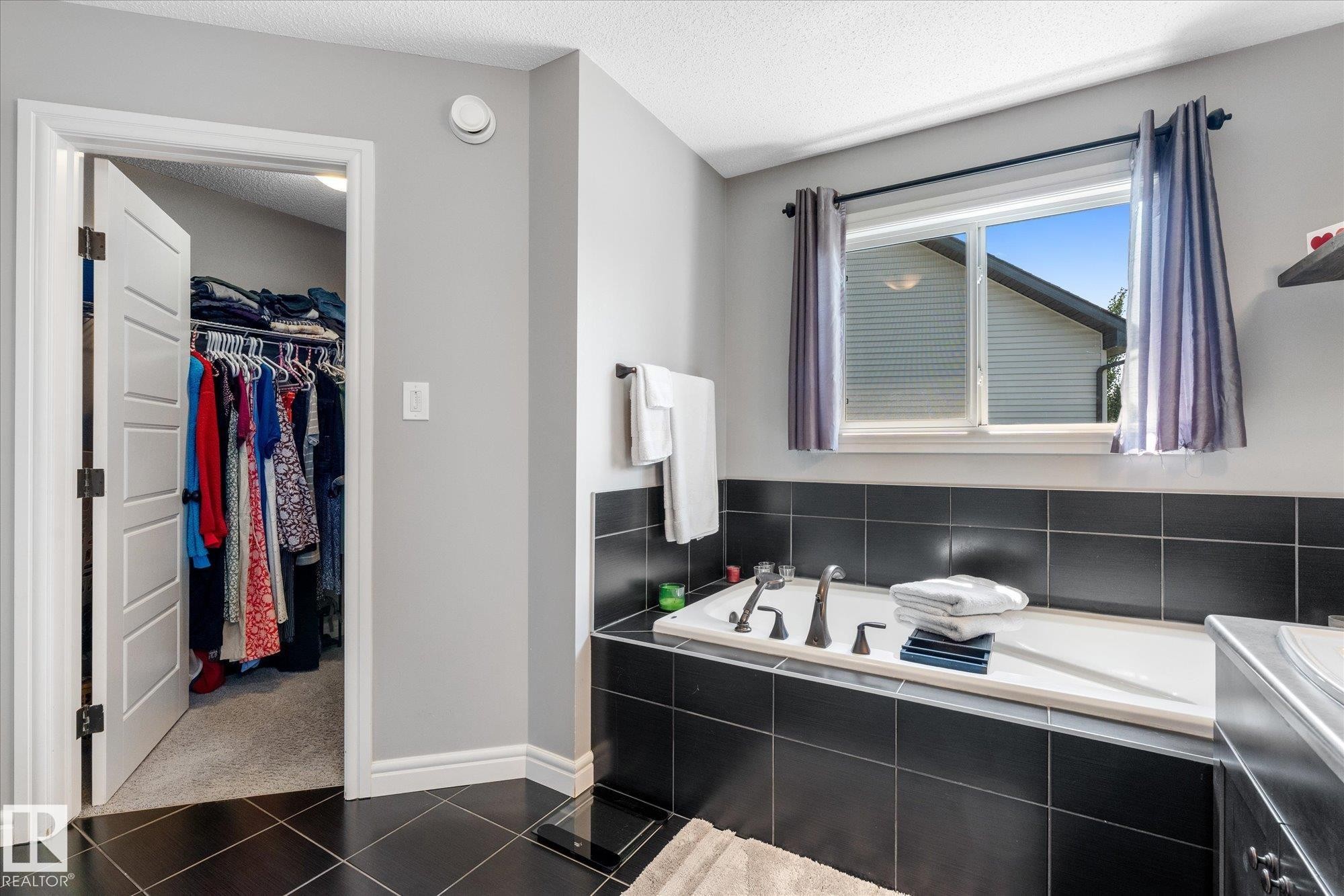 41 Meadowview Landing, Spruce Grove, AB - Indoor Photo Showing Bathroom