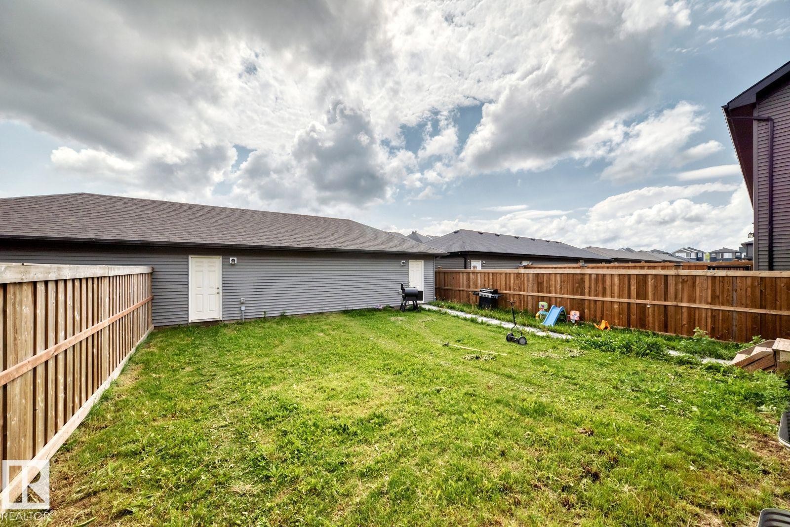 Expansive backyard featuring a partial privacy fence - 1261 Rosenthal Boulevard Nw, Edmonton, AB - Outdoor