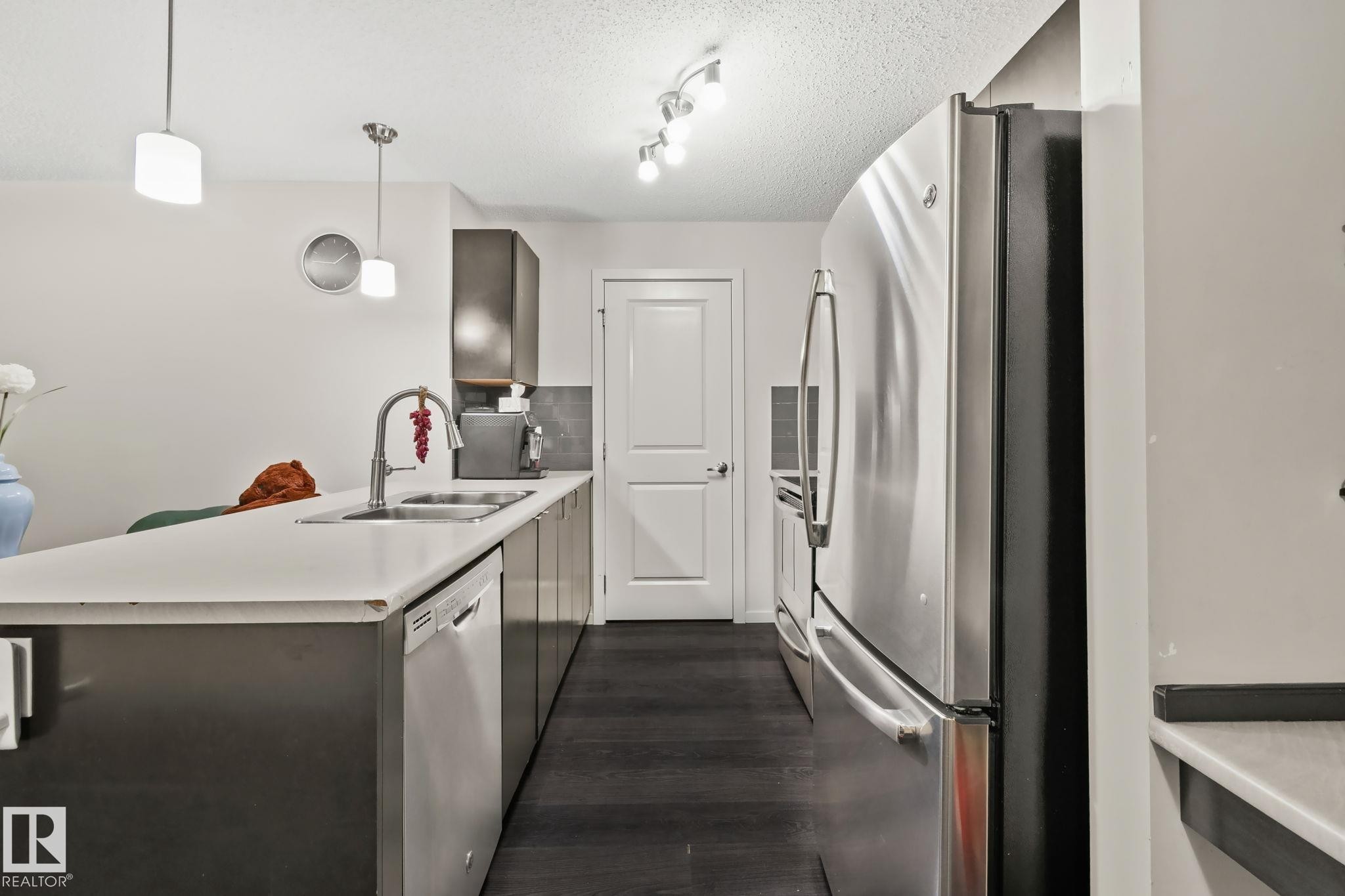 #226 344 Windermere Rd Nw, Edmonton, AB - Indoor Photo Showing Kitchen With Stainless Steel Kitchen With Double Sink With Upgraded Kitchen