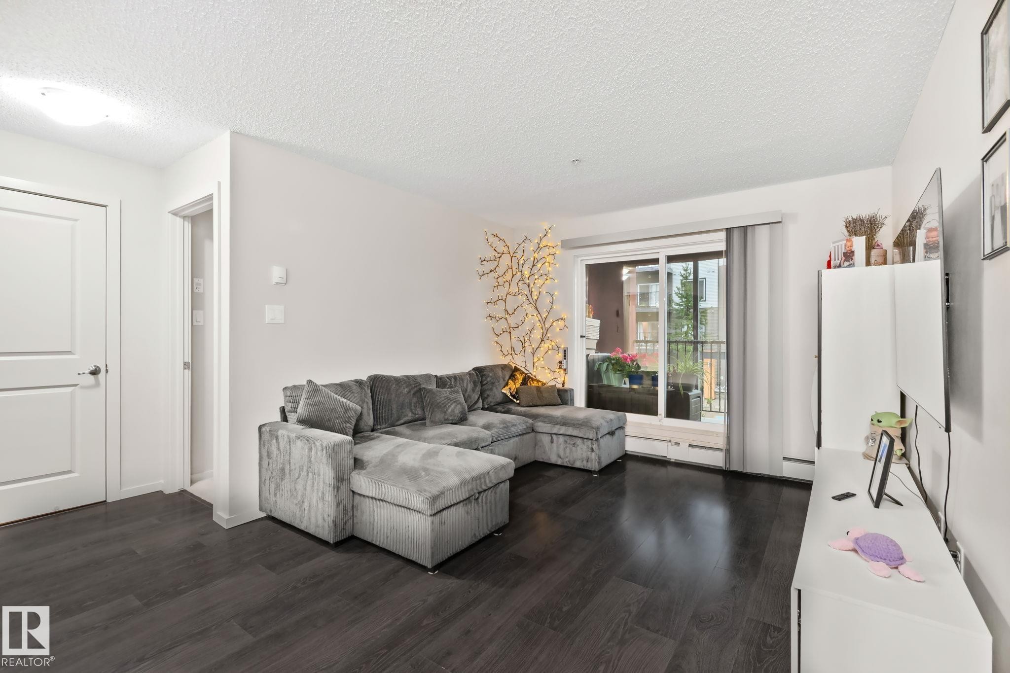 #226 344 Windermere Rd Nw, Edmonton, AB - Indoor Photo Showing Living Room