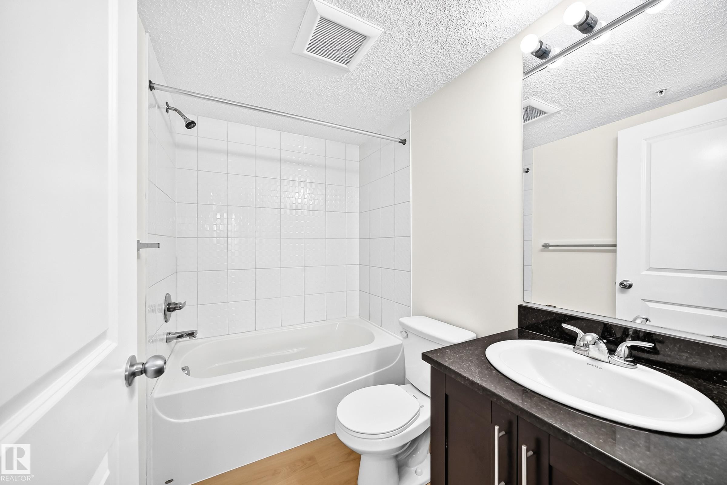 #206 3315 James Mowatt Tr Sw, Edmonton, AB - Indoor Photo Showing Bathroom