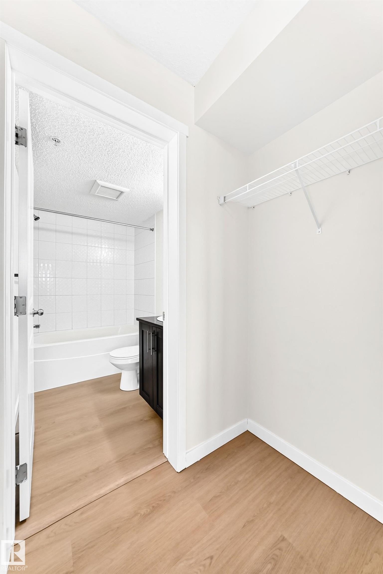 #206 3315 James Mowatt Tr Sw, Edmonton, AB - Indoor