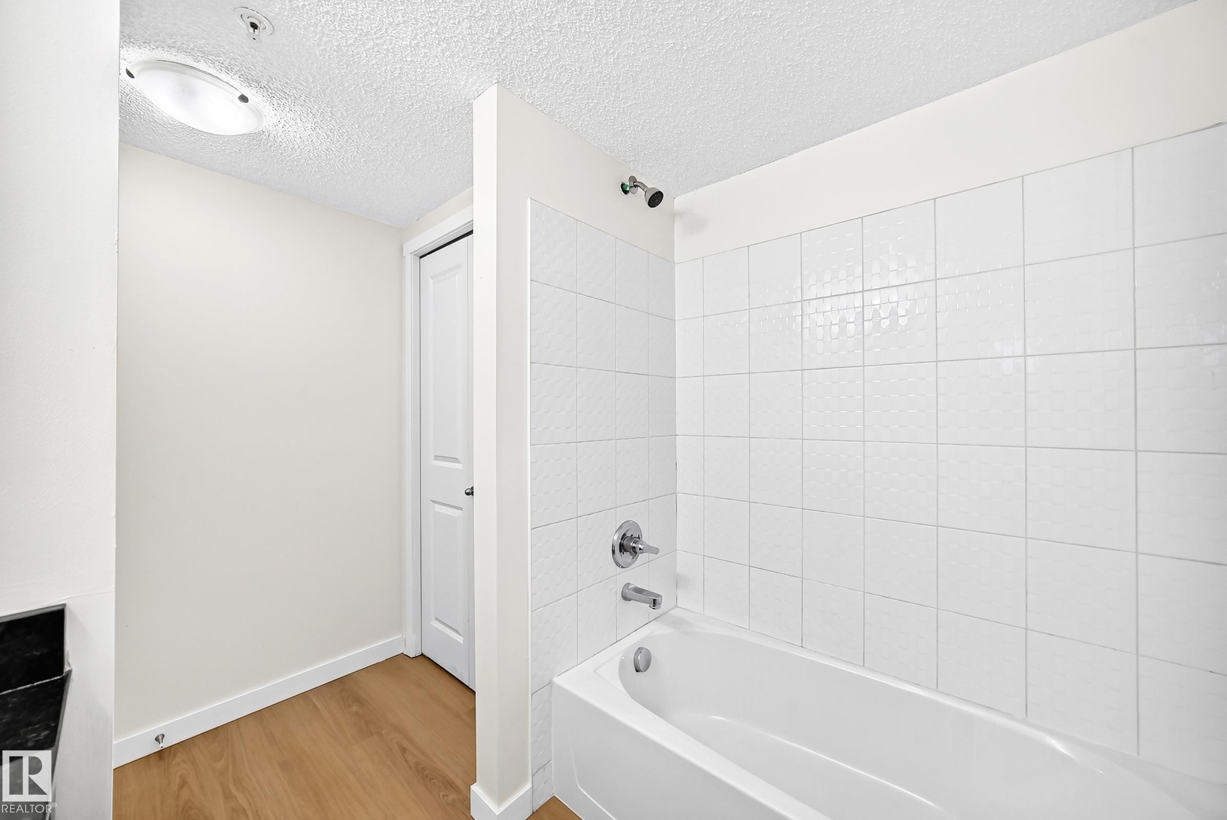 #206 3315 James Mowatt Tr Sw, Edmonton, AB - Indoor Photo Showing Bathroom