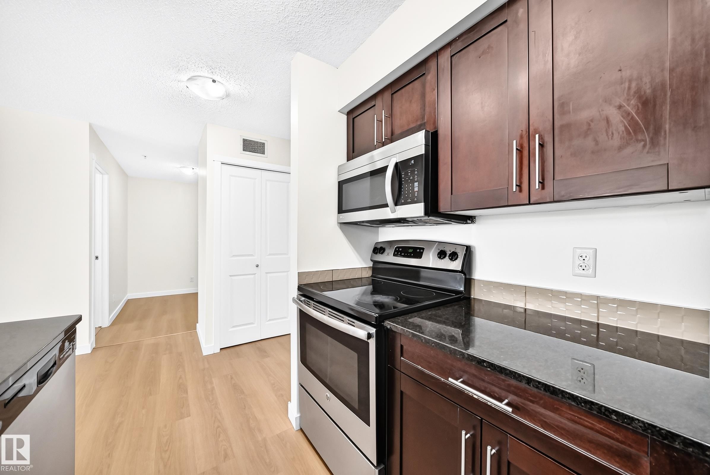 #206 3315 James Mowatt Tr Sw, Edmonton, AB - Indoor Photo Showing Kitchen