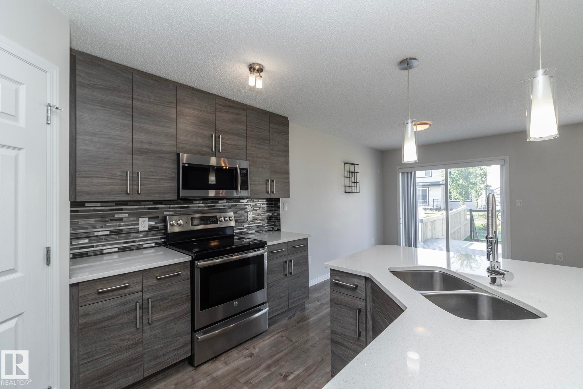 5233 Crabapple Link Sw, Edmonton, AB - Indoor Photo Showing Kitchen With Double Sink With Upgraded Kitchen