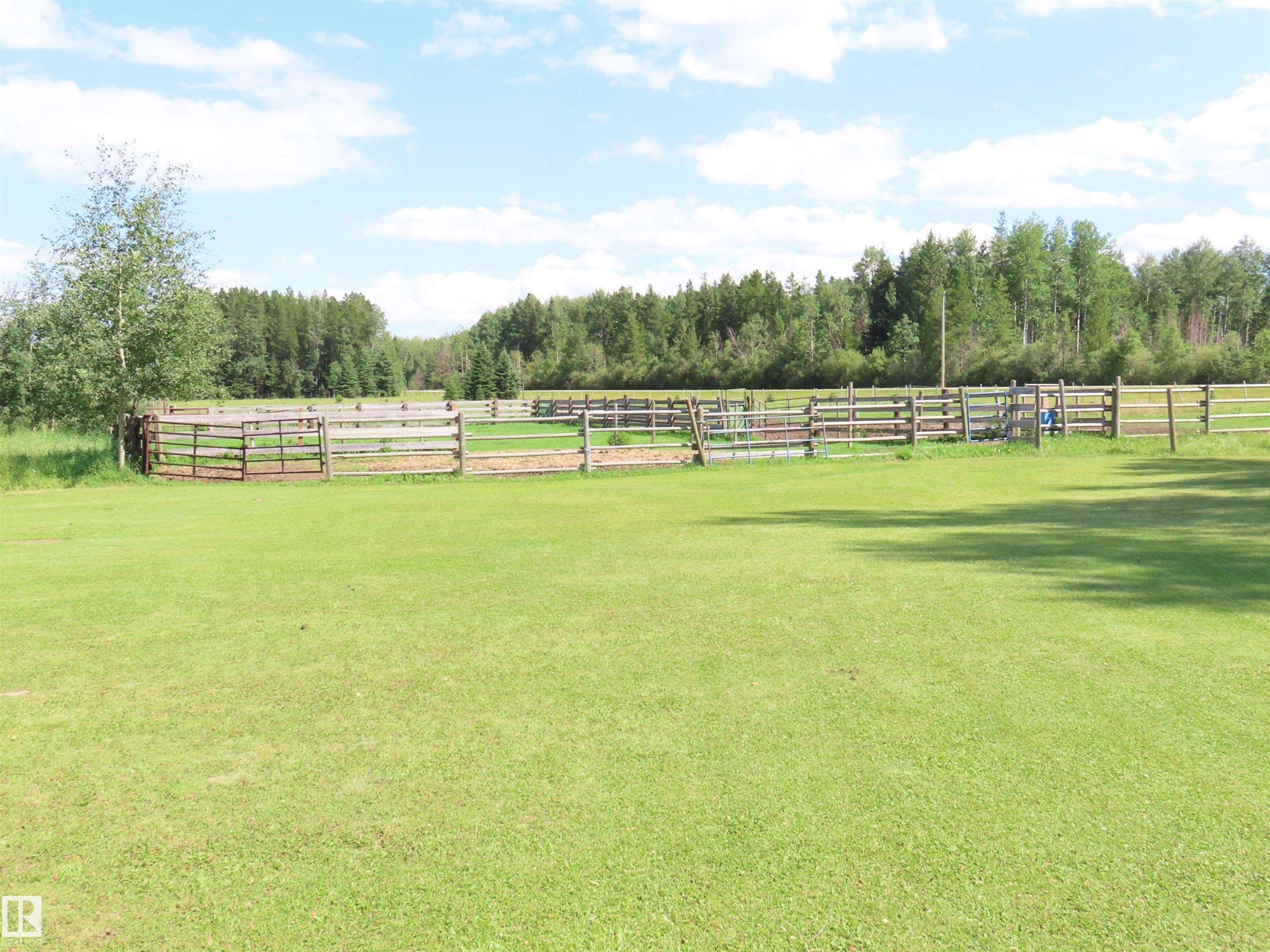 Expansive green lawn with a perimeter of wood fencing - 11216 Twp 532, Rural Yellowhead, AB