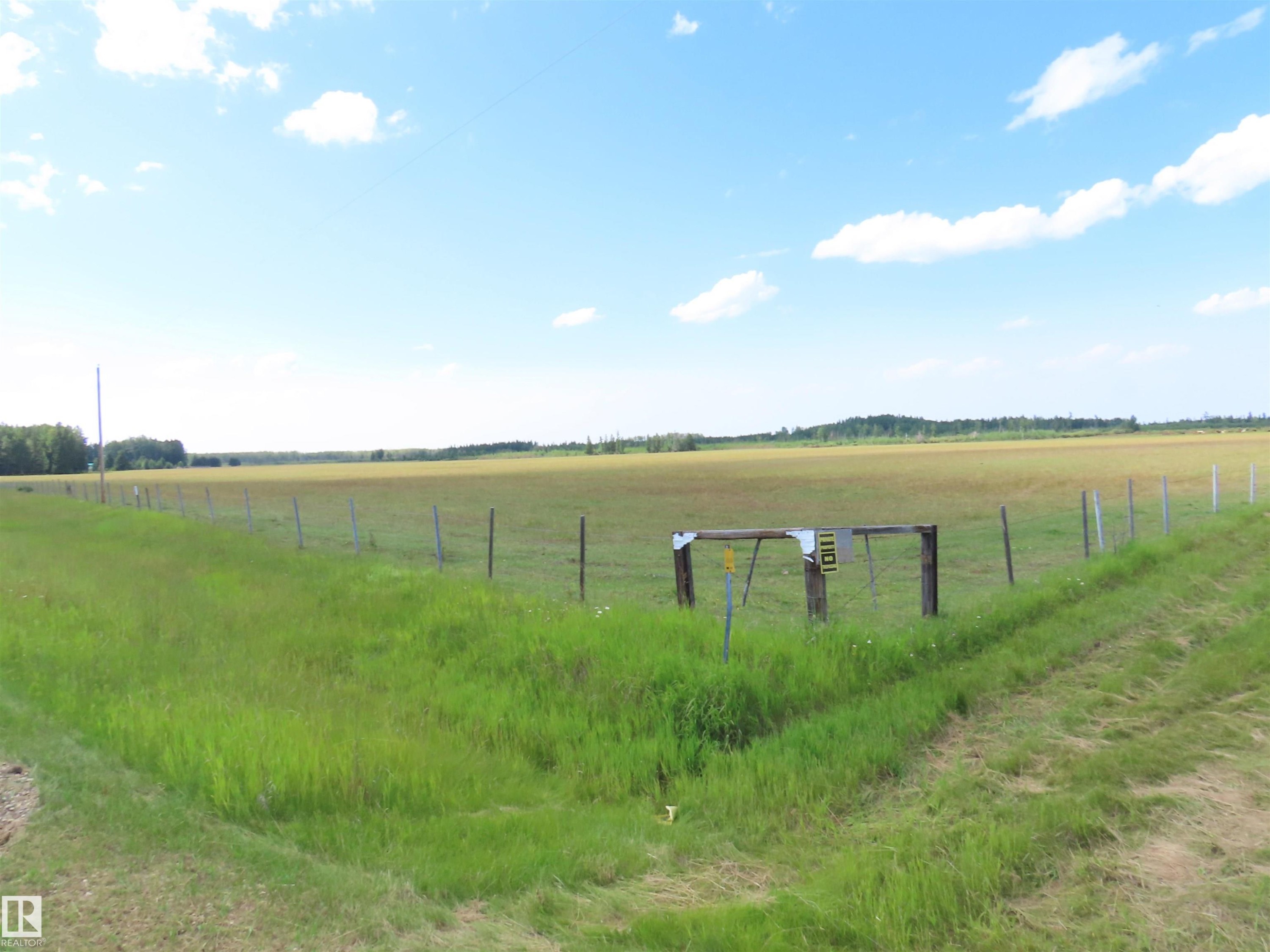 Expansive property featuring a vast field and distant tree line - 11216 Twp 532, Rural Yellowhead, AB