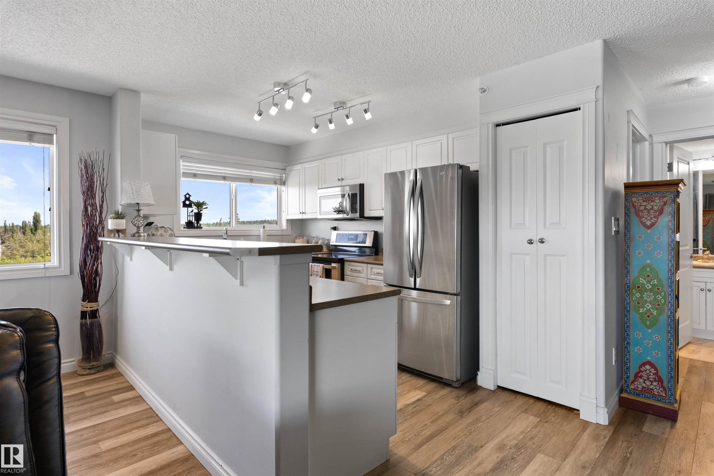 #411B 6 Spruce Ridge Dr, Spruce Grove, AB - Indoor Photo Showing Kitchen