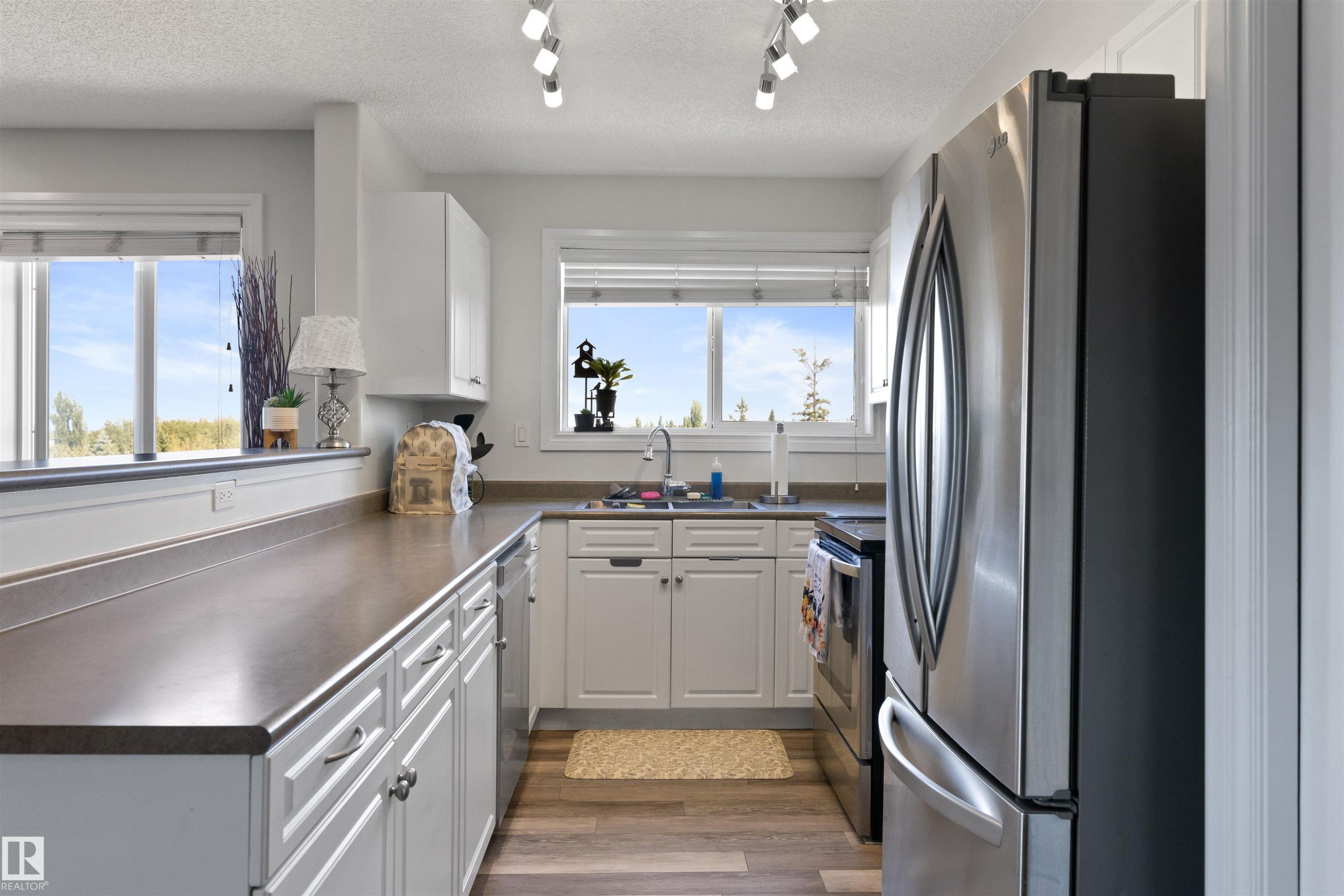 #411B 6 Spruce Ridge Dr, Spruce Grove, AB - Indoor Photo Showing Kitchen With Double Sink
