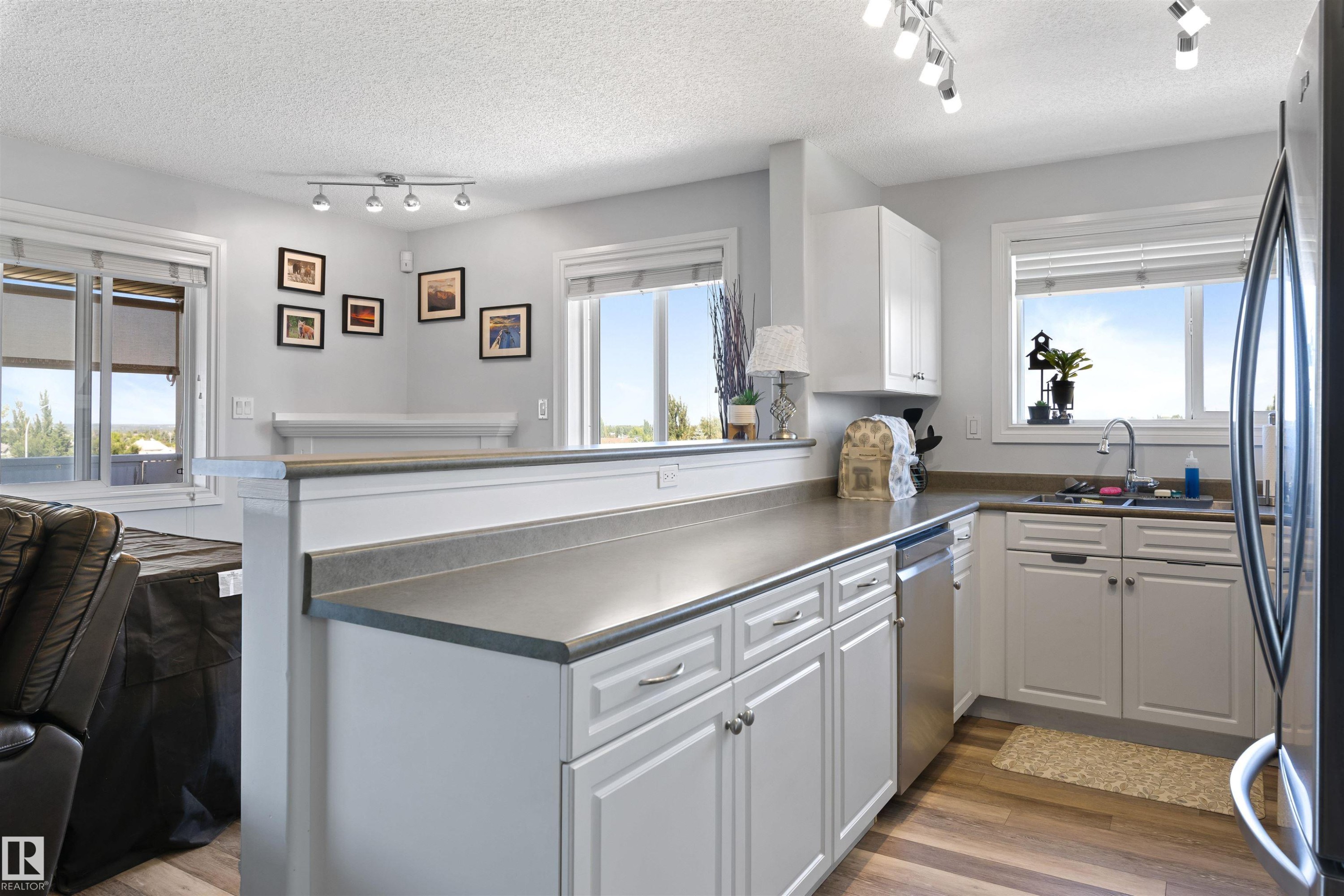 #411B 6 Spruce Ridge Dr, Spruce Grove, AB - Indoor Photo Showing Kitchen
