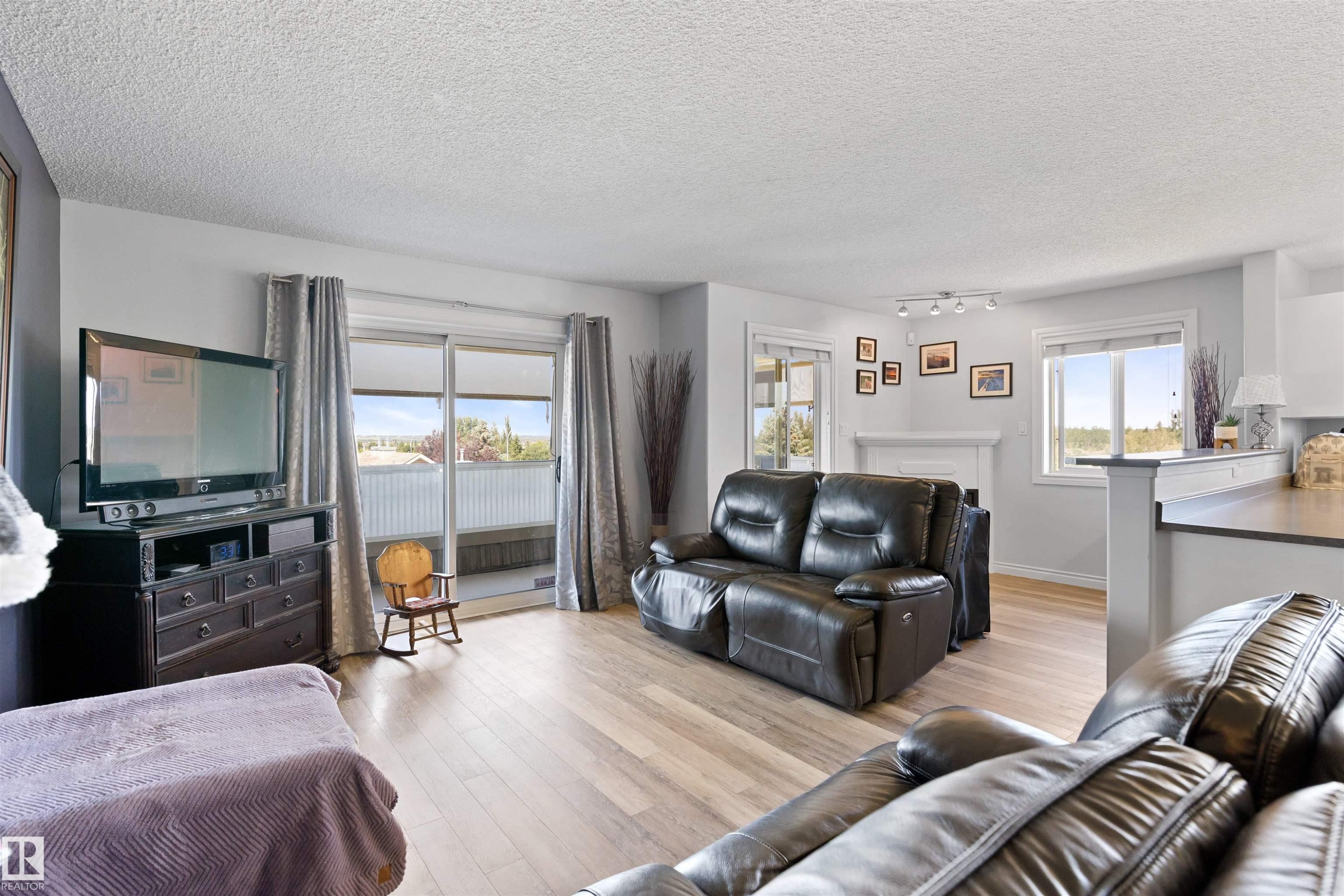 #411B 6 Spruce Ridge Dr, Spruce Grove, AB - Indoor Photo Showing Living Room