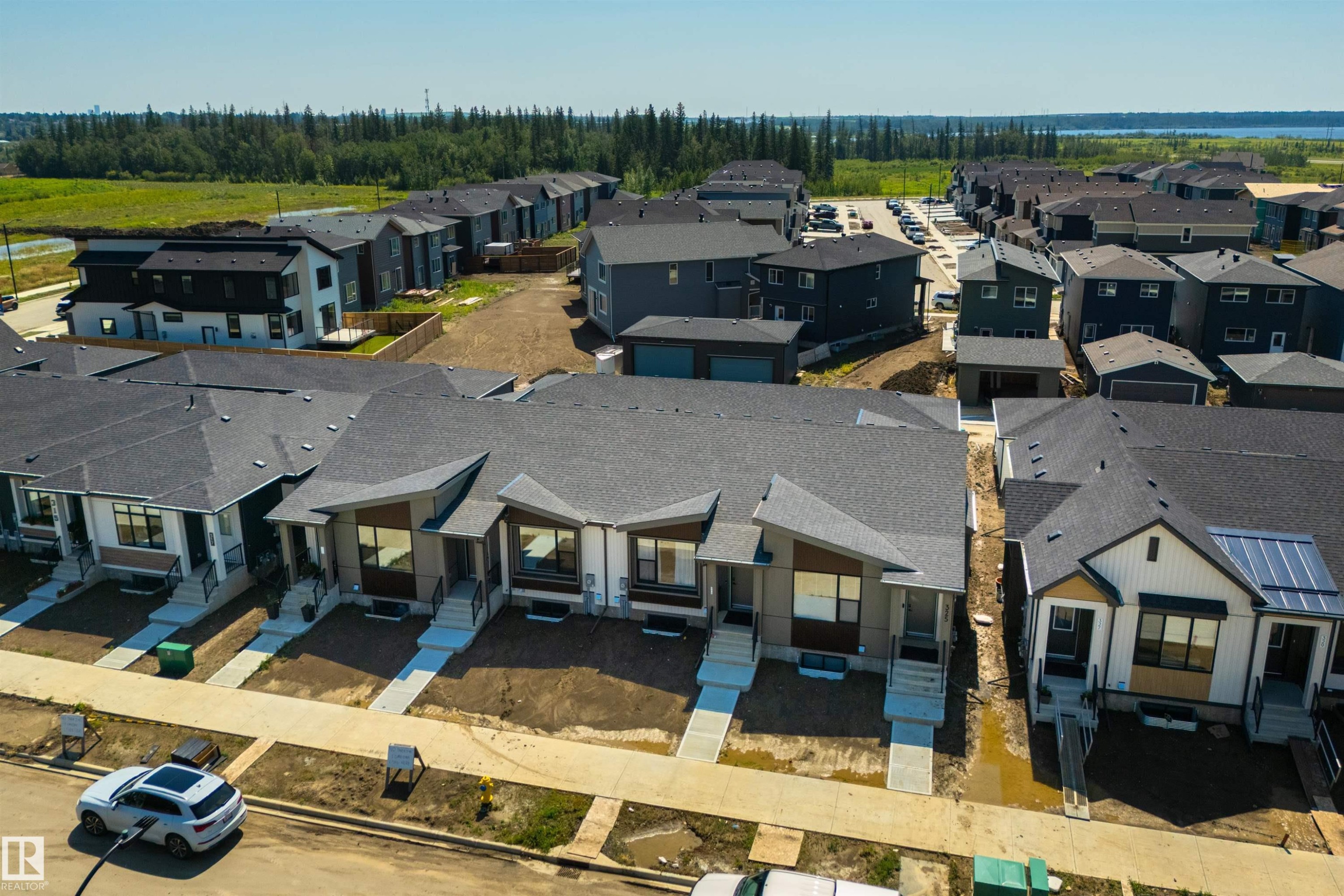Contemporary residential community featuring multiple architectural styles, asphalt shingle roofs, and concrete sidewalks - 323 Rankin Drive, St. Albert, AB - Outdoor