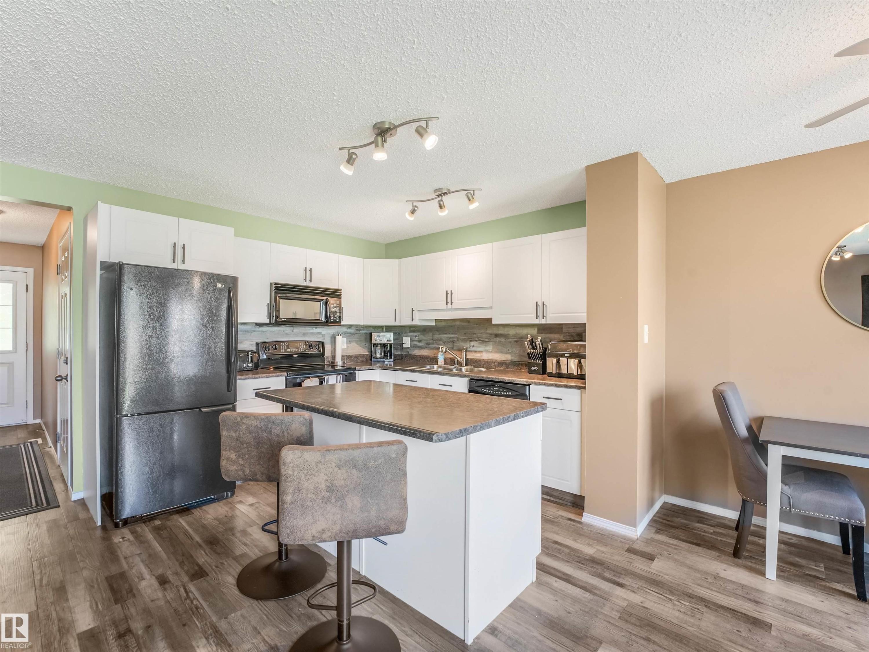 3635 11 Street Nw, Edmonton, AB - Indoor Photo Showing Kitchen With Double Sink With Upgraded Kitchen