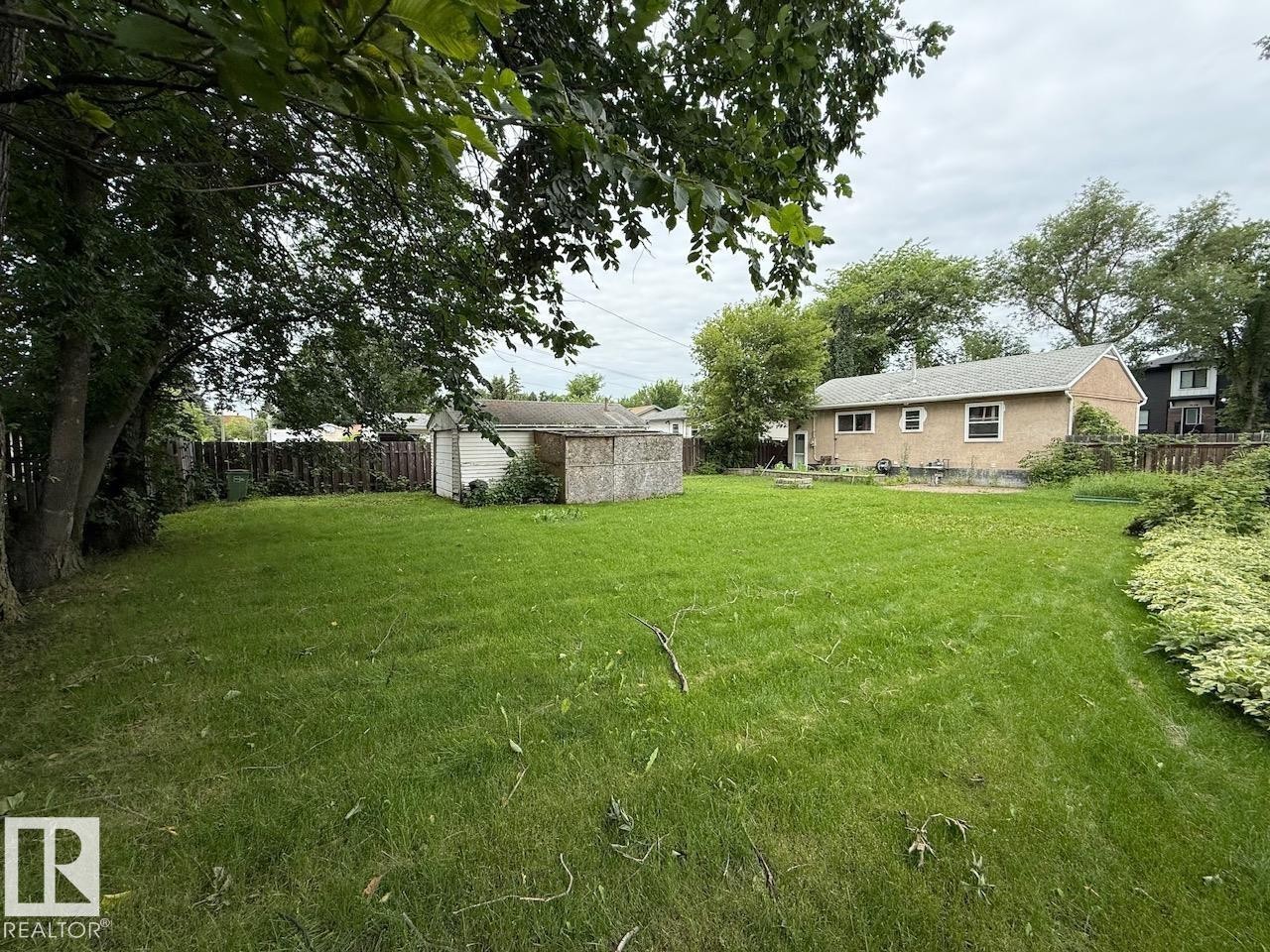 7607 83 Avenue Nw, Edmonton, AB - Outdoor
